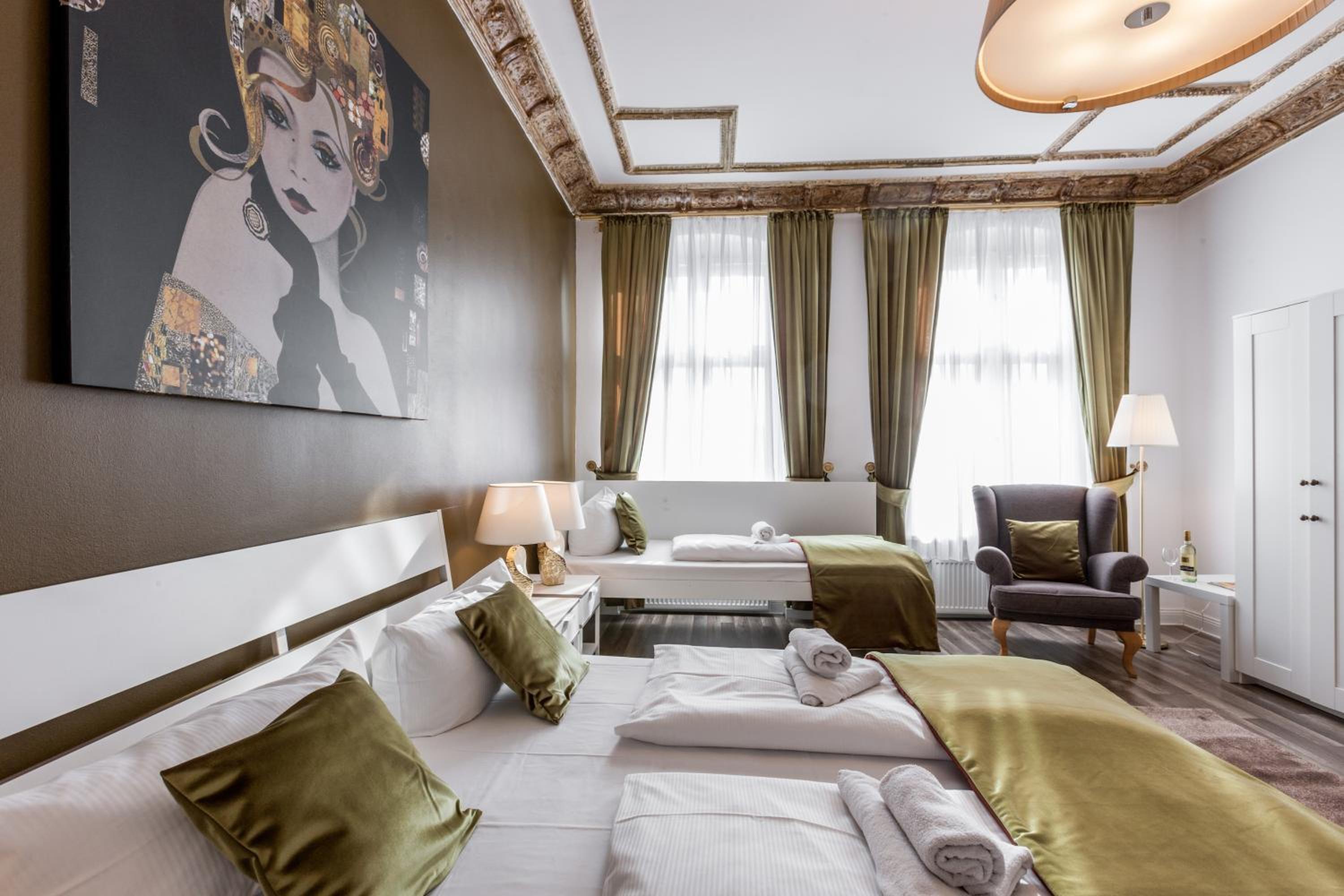 Dilo Apartments 150 sqm Modern Historic Apartments for 12 Guests