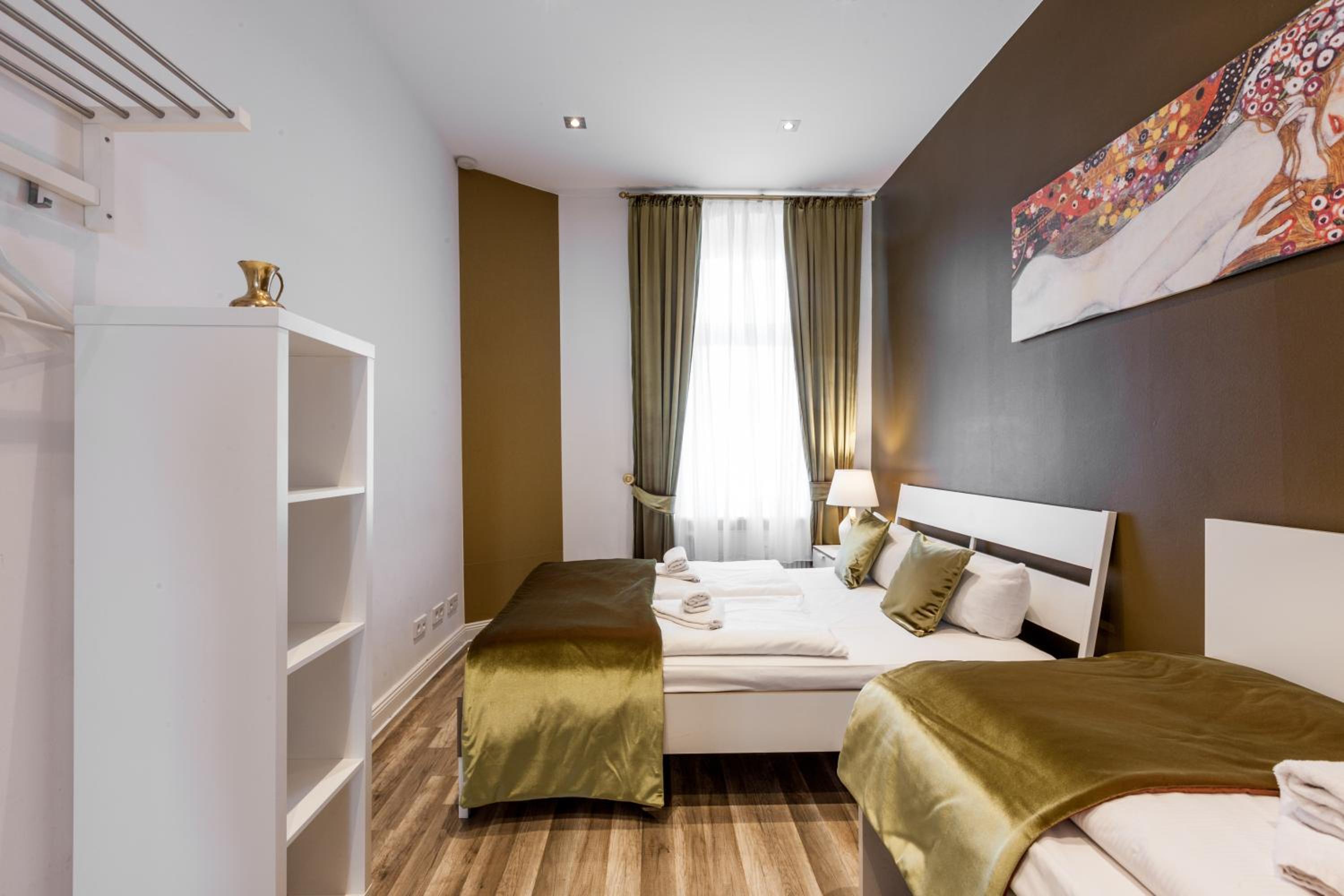 Dilo Apartments 150 sqm Modern Historic Apartments for 12 Guests