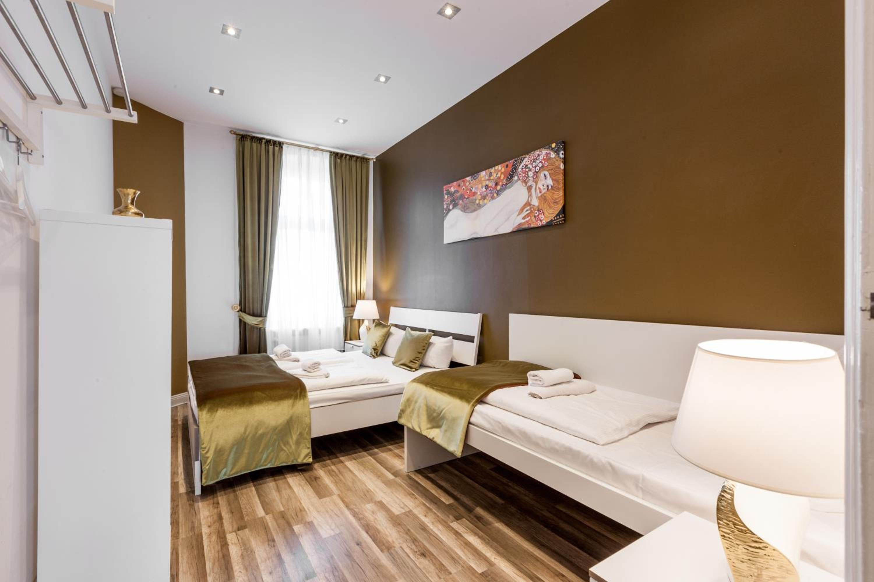 Dilo Apartments 150 sqm Modern Historic Apartments for 12 Guests