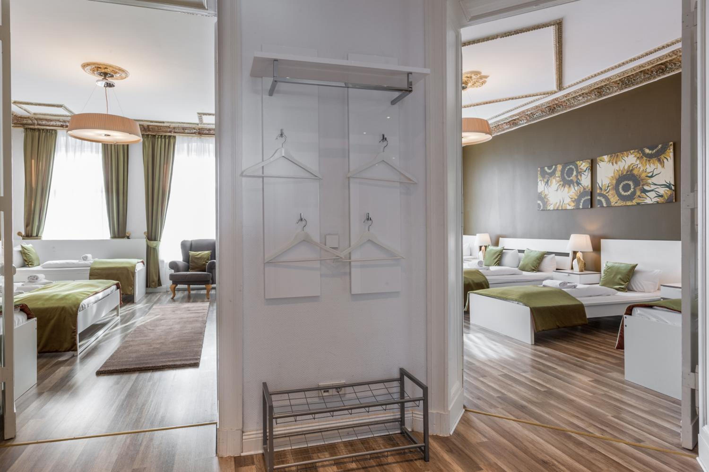 Dilo Apartments 150 sqm Modern Historic Apartments for 12 Guests