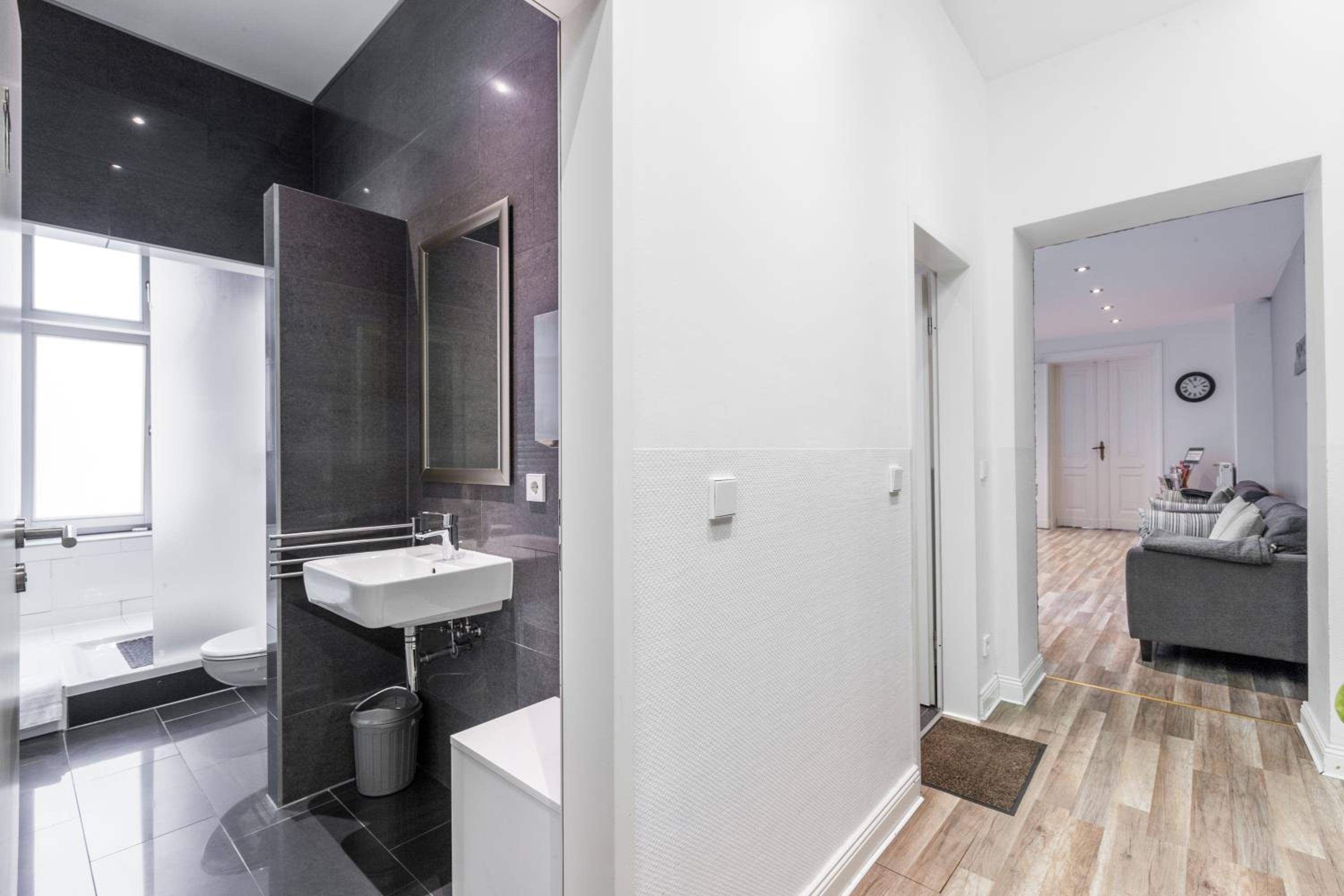 Dilo Apartments 150 sqm Modern Historic Apartments for 12 Guests