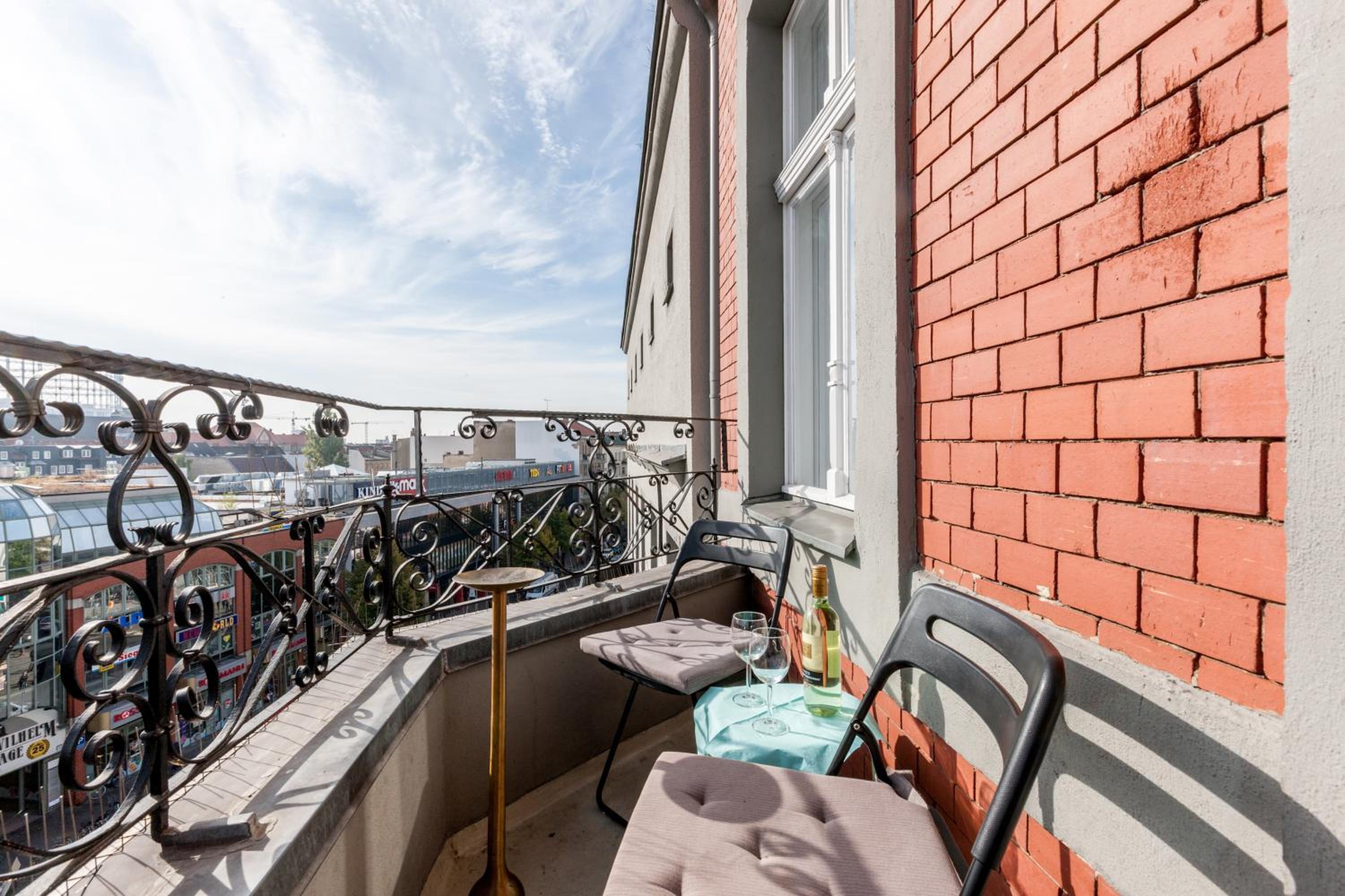 Dilo Apartments 150 sqm Modern Historic Apartments for 12 Guests