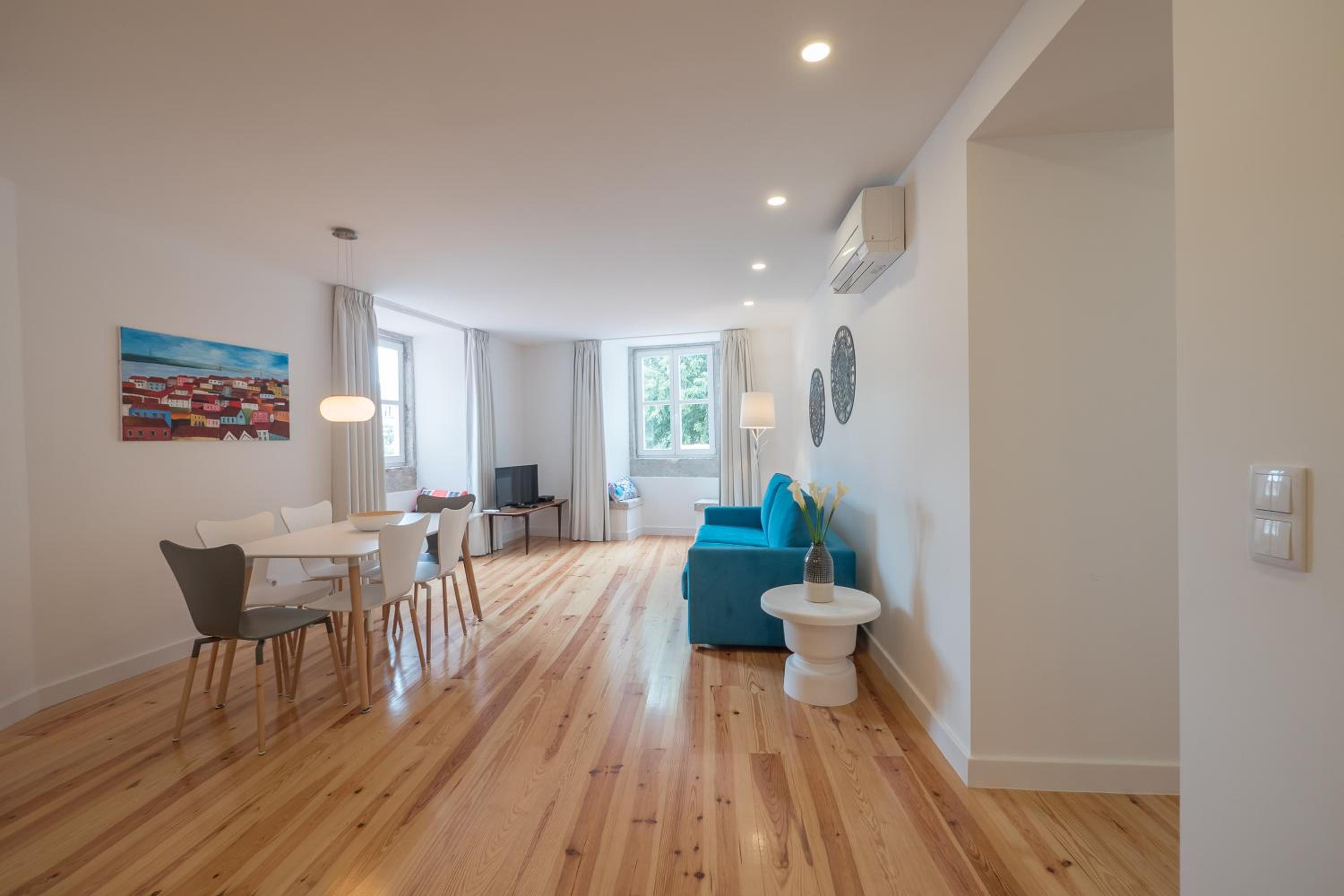Sunshine House - Exclusive Apartment - Home By The Castle view 2