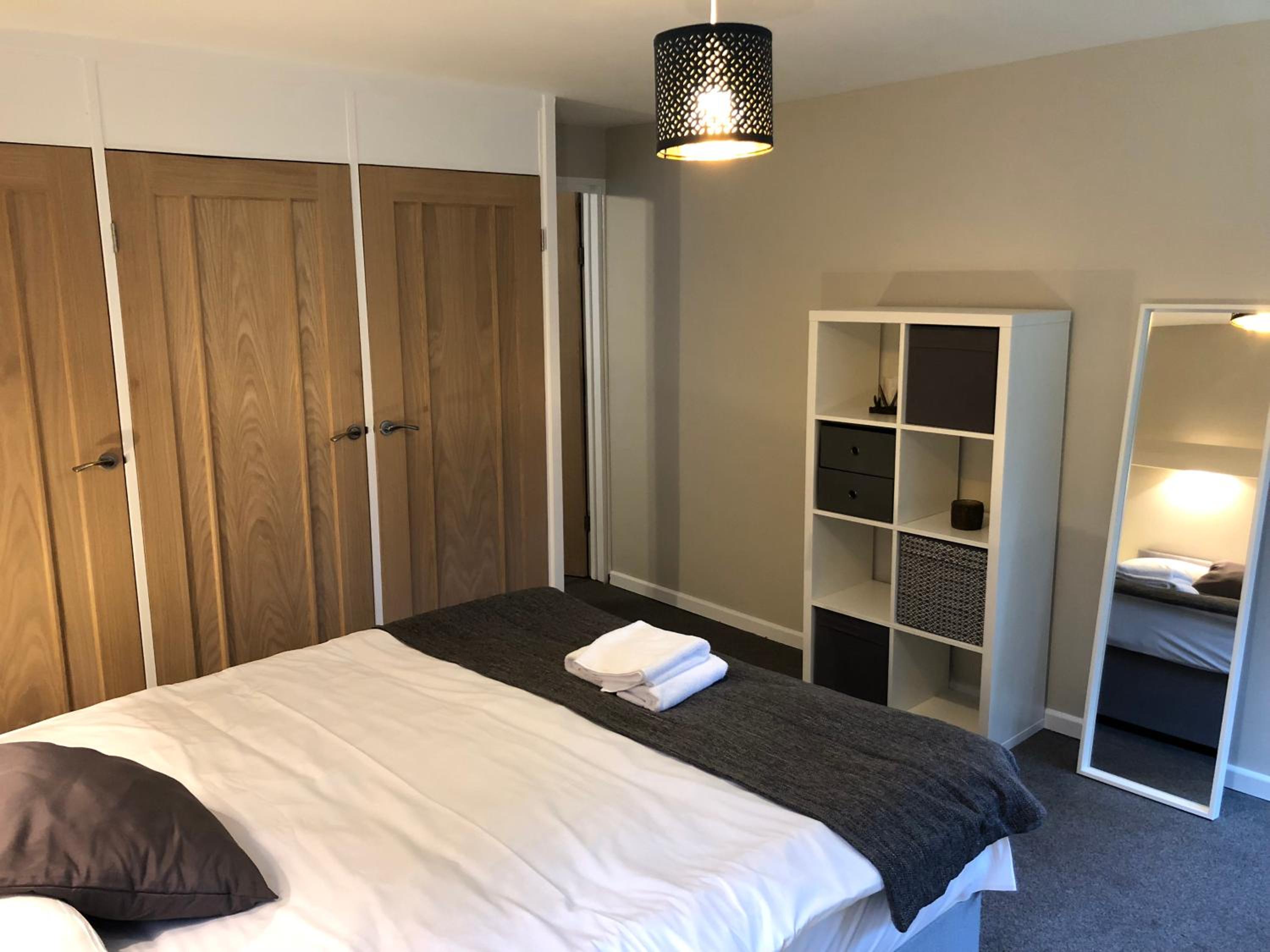 5 Bed Camberley Airport Accommodation view 4
