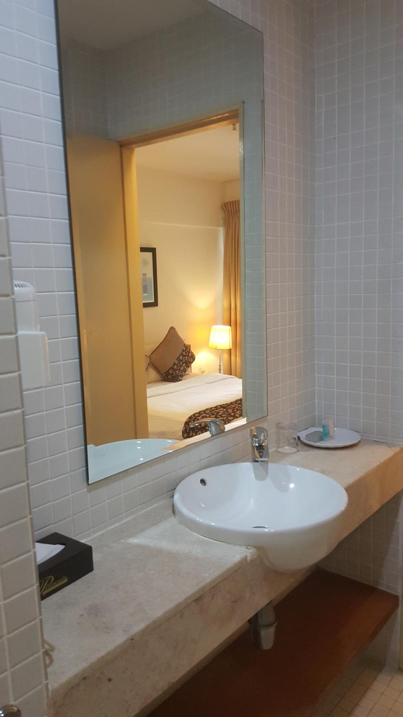 PENINSULA SEMANTAN SUITEs