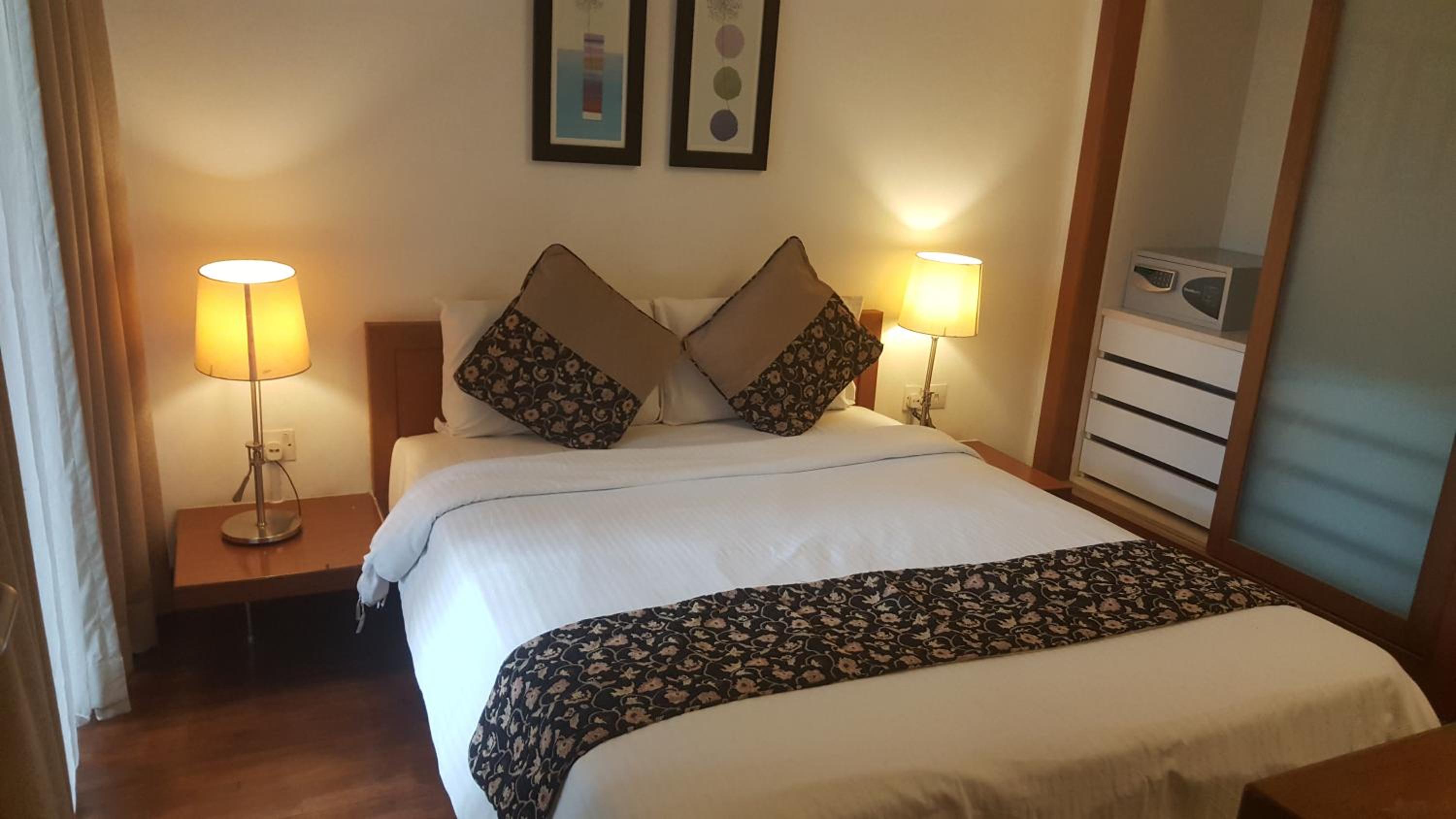 PENINSULA SEMANTAN SUITEs