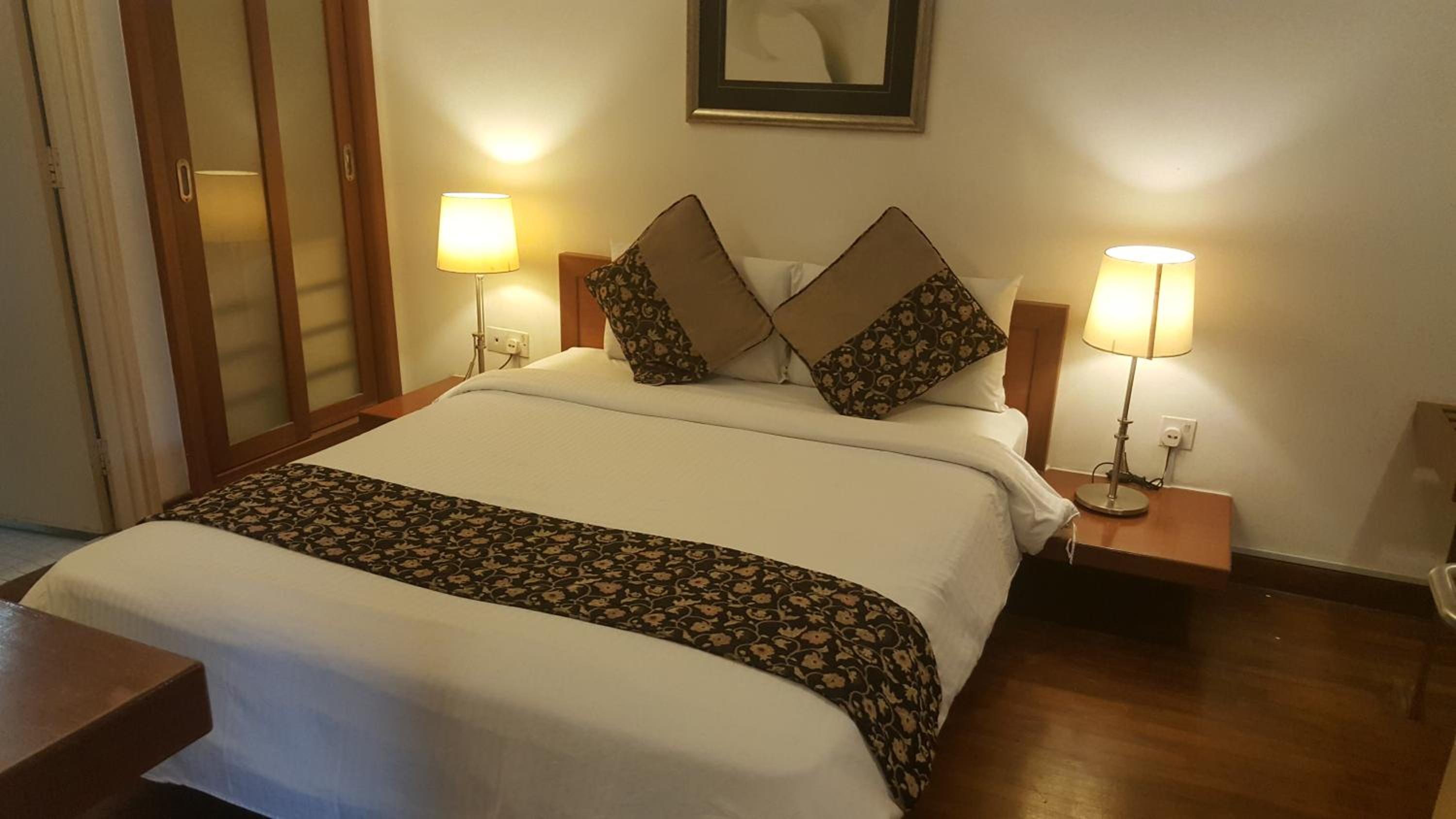 PENINSULA SEMANTAN SUITEs