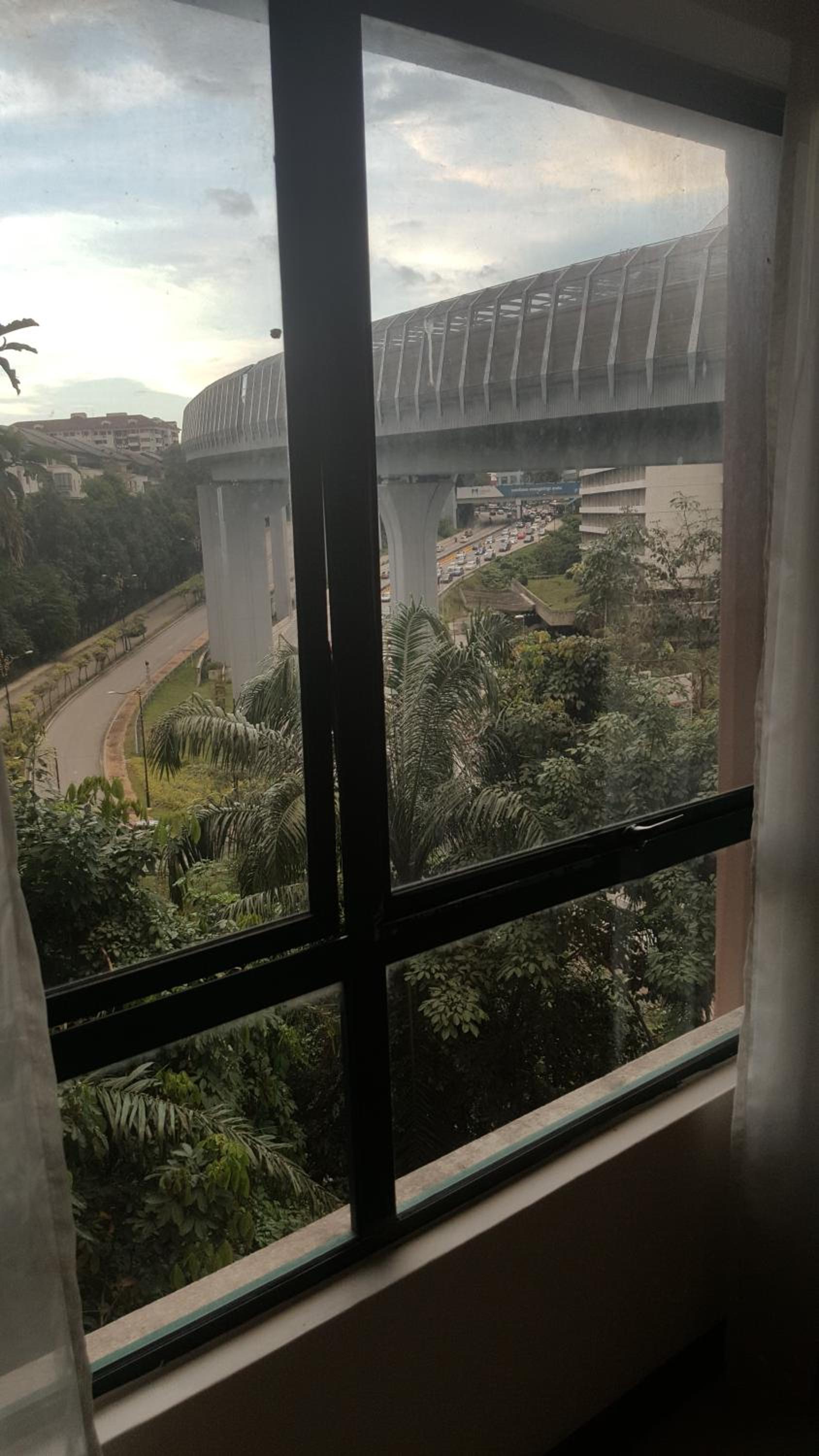PENINSULA SEMANTAN SUITEs