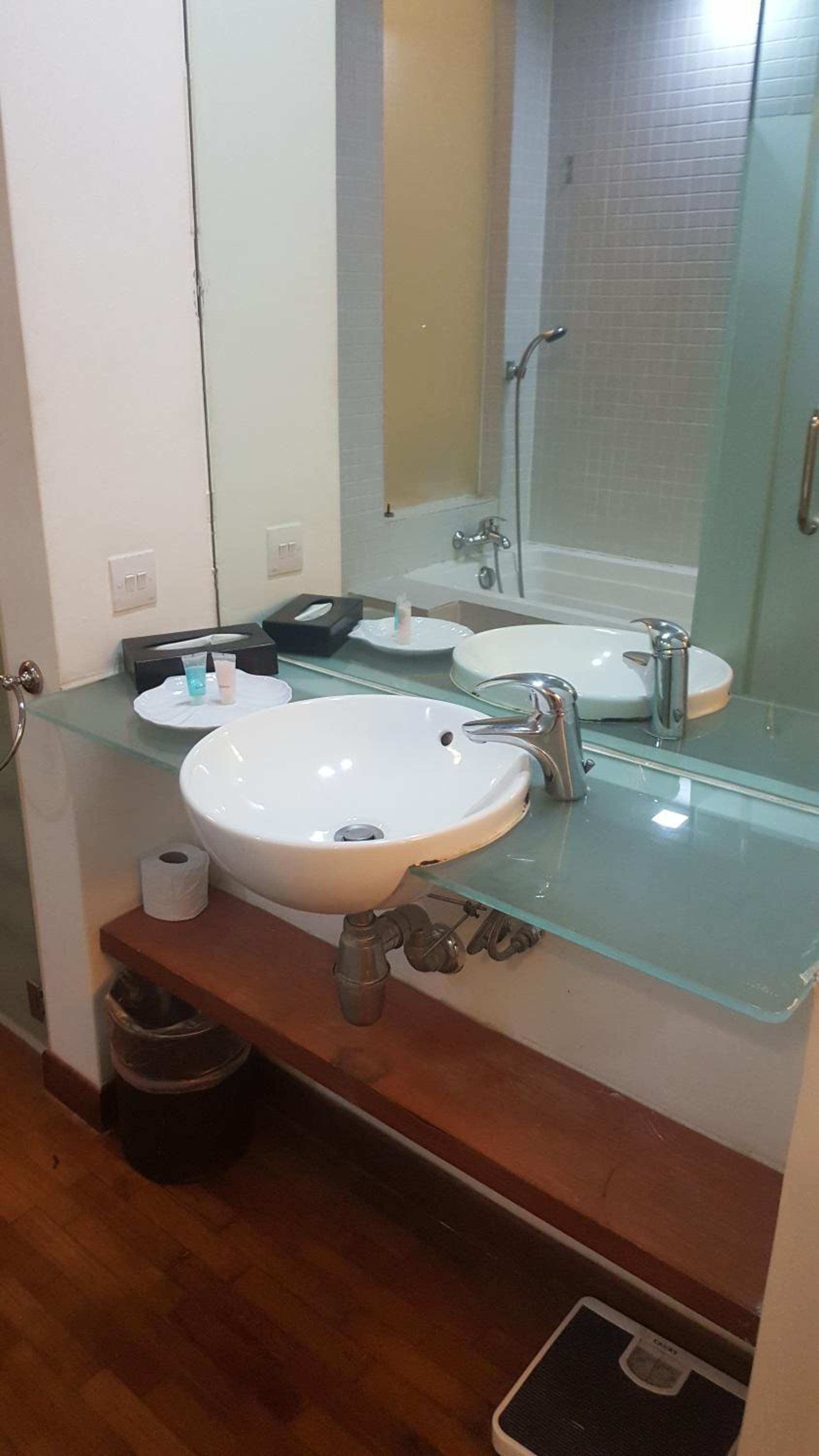 PENINSULA SEMANTAN SUITEs