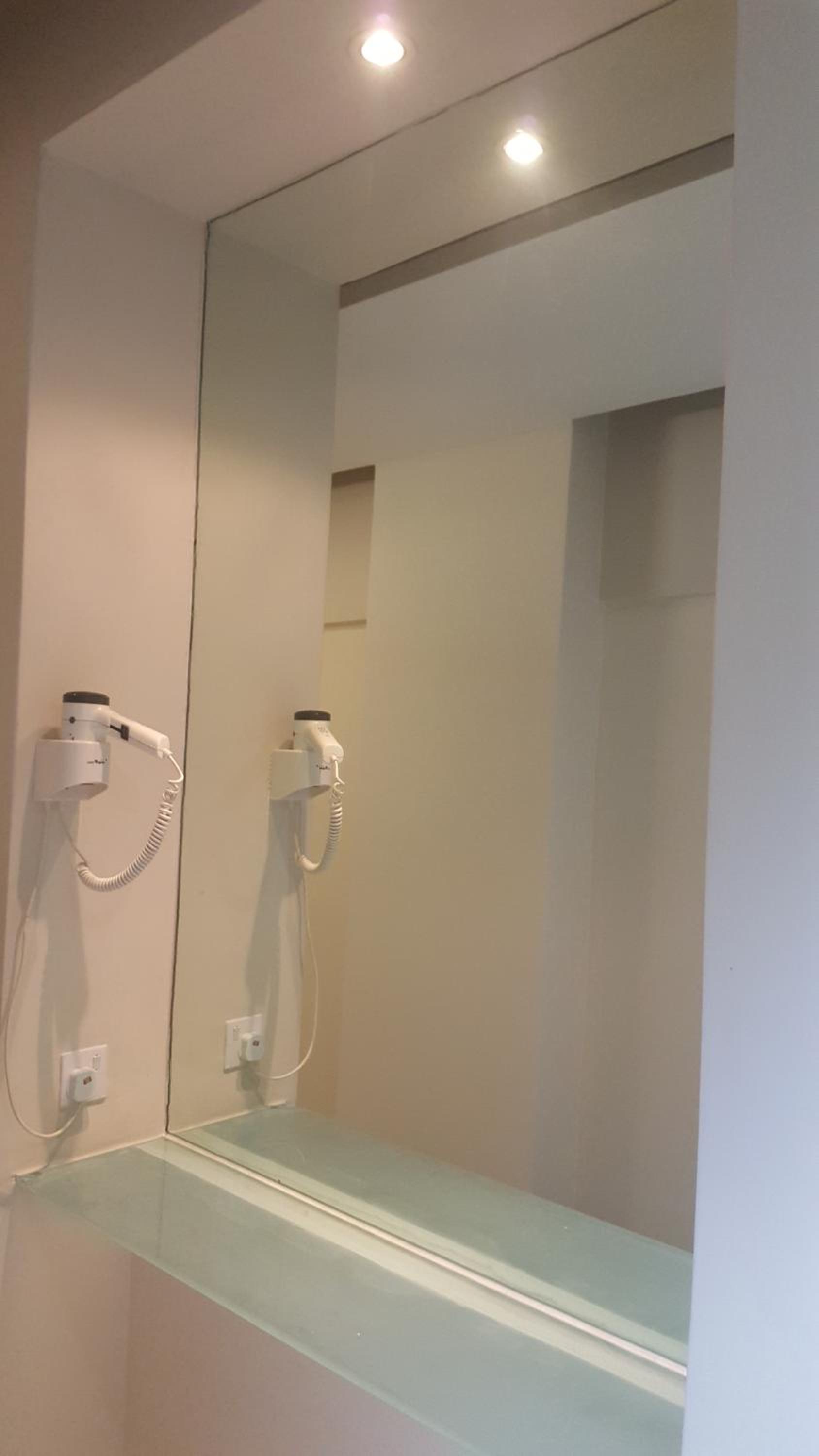 PENINSULA SEMANTAN SUITEs