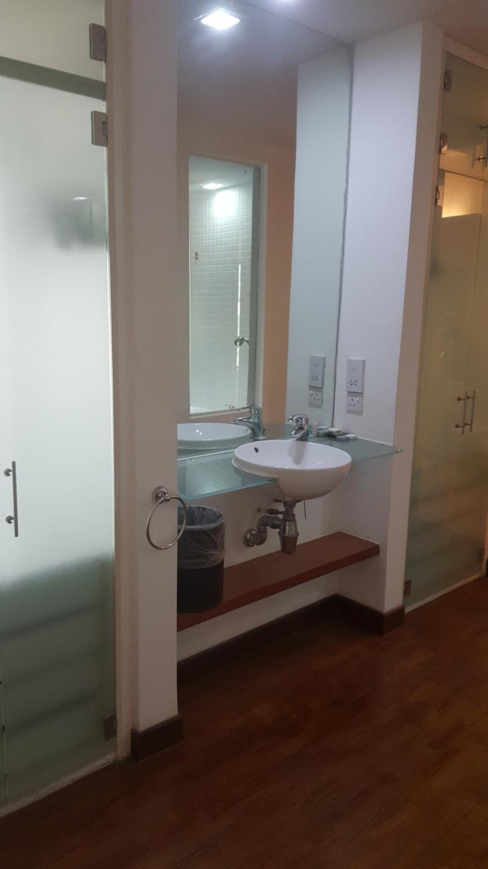 PENINSULA SEMANTAN SUITEs