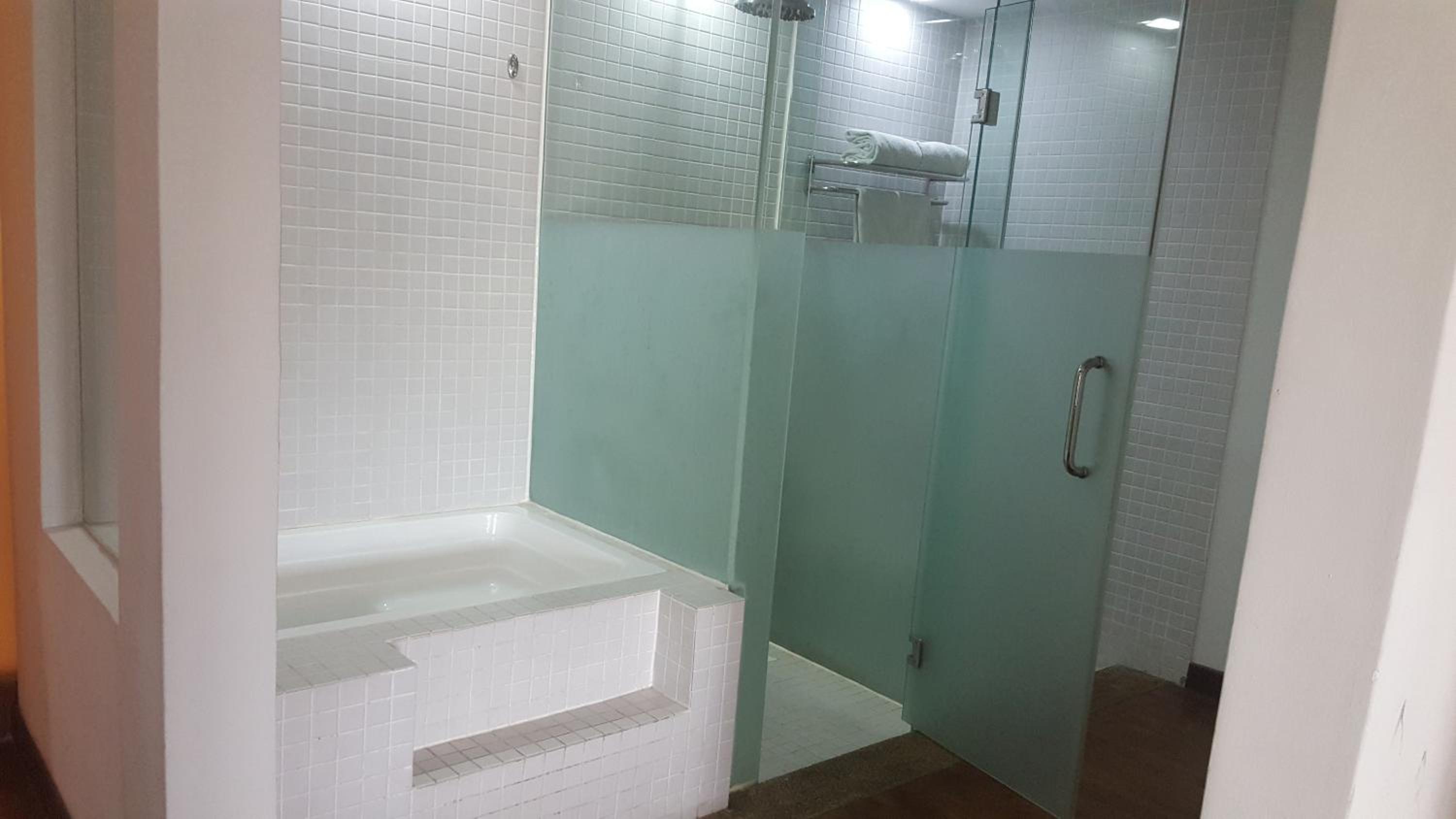 PENINSULA SEMANTAN SUITEs