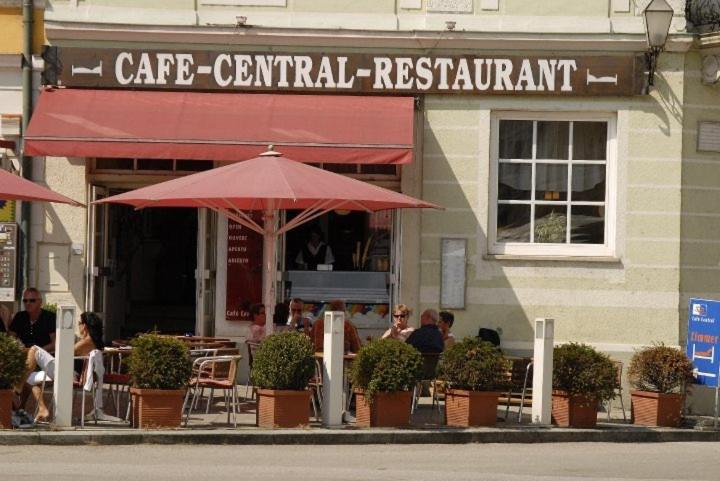Madar Café Central Melk