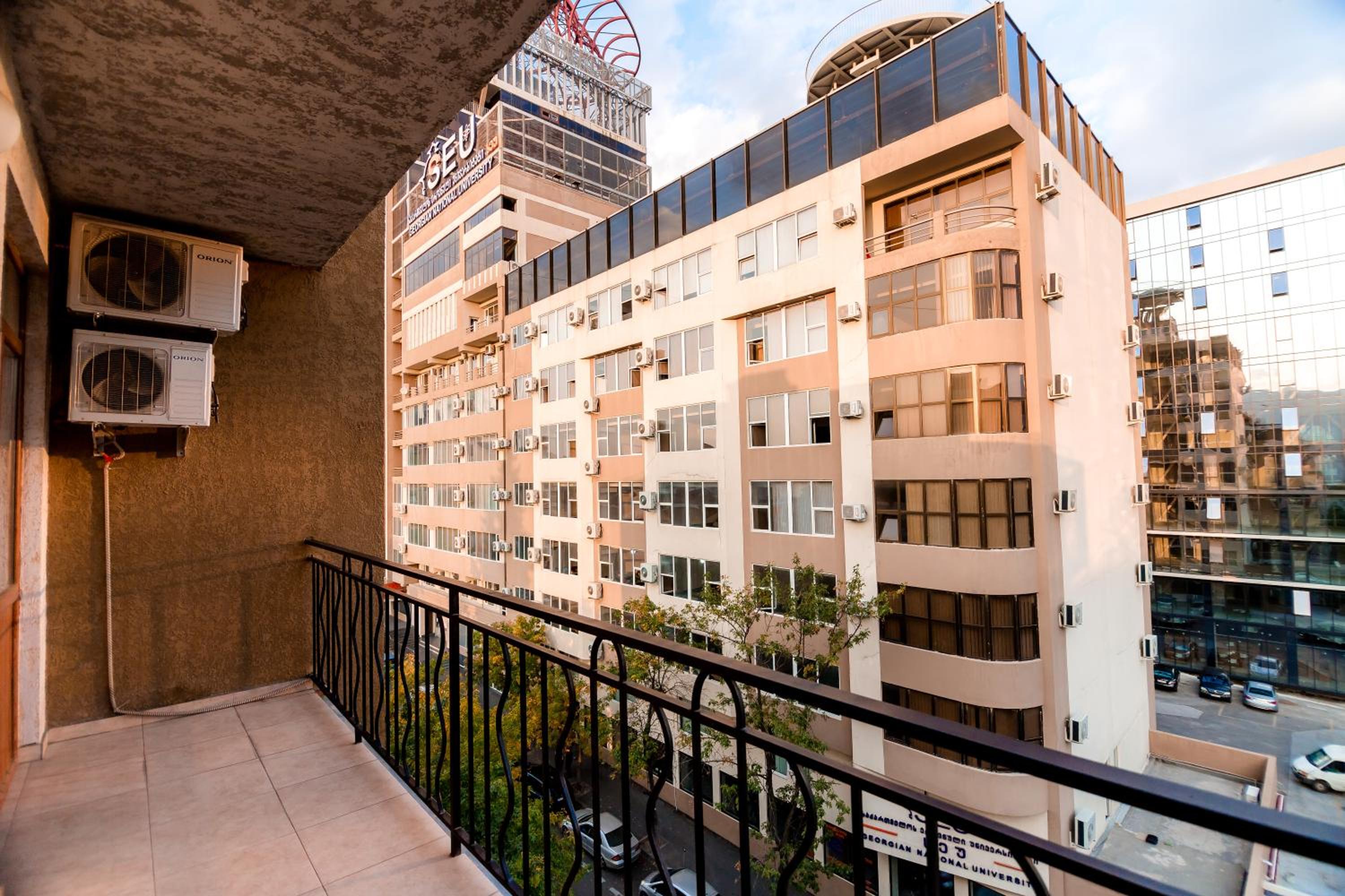 Dat Exx Apartments
