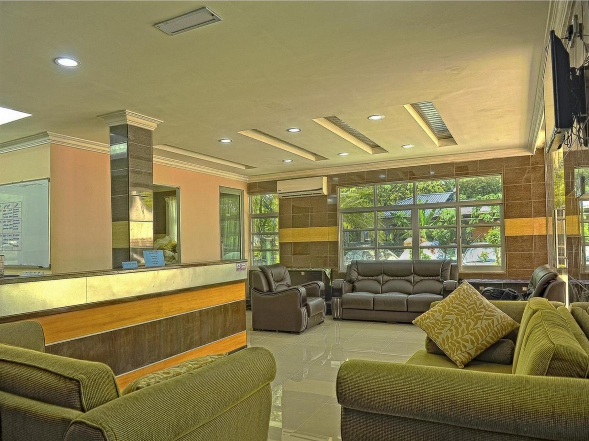 Penarak Bamboo Beach Motel