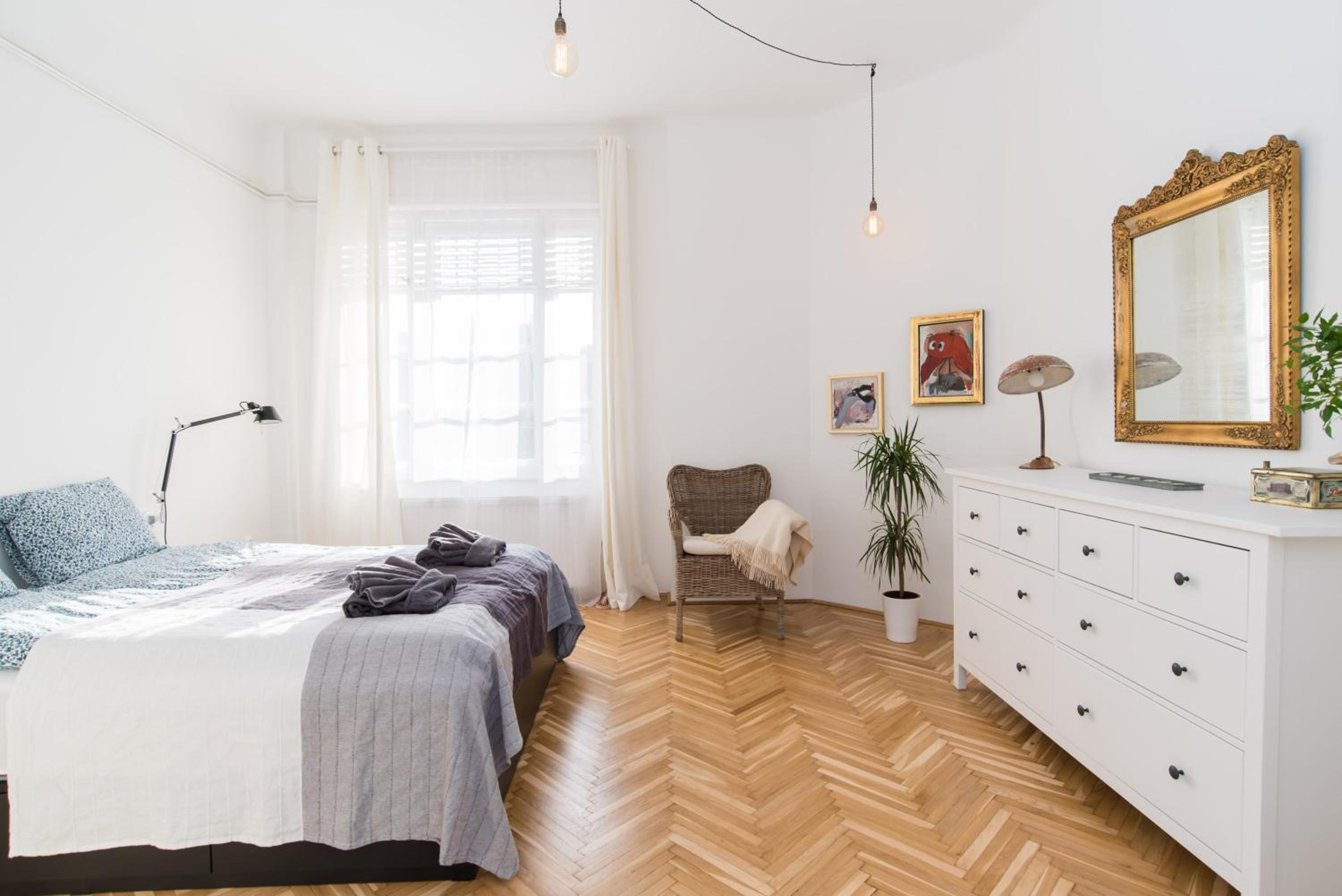 Klauzal apartment w/3 bedrooms, french balcony view 3