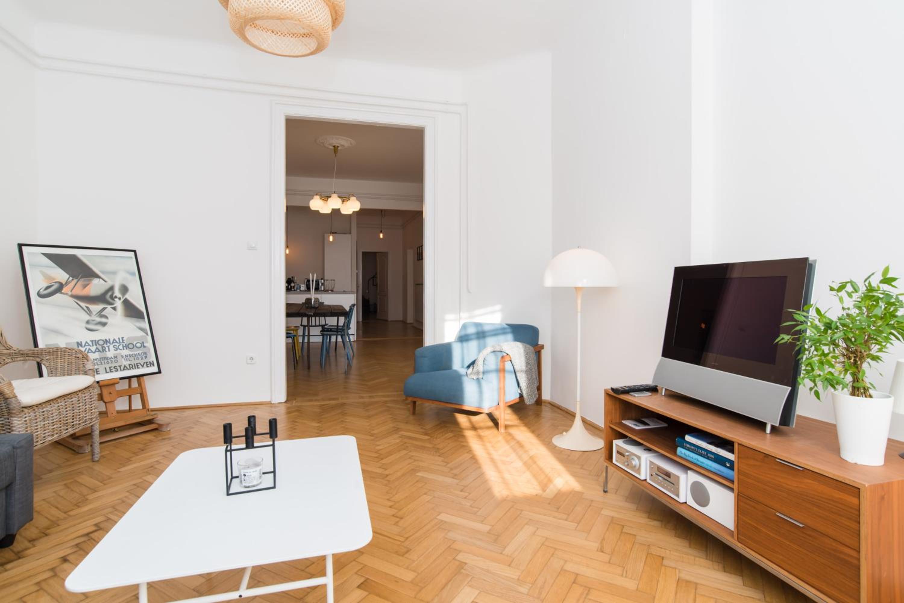 Klauzal apartment w/3 bedrooms, french balcony view 2