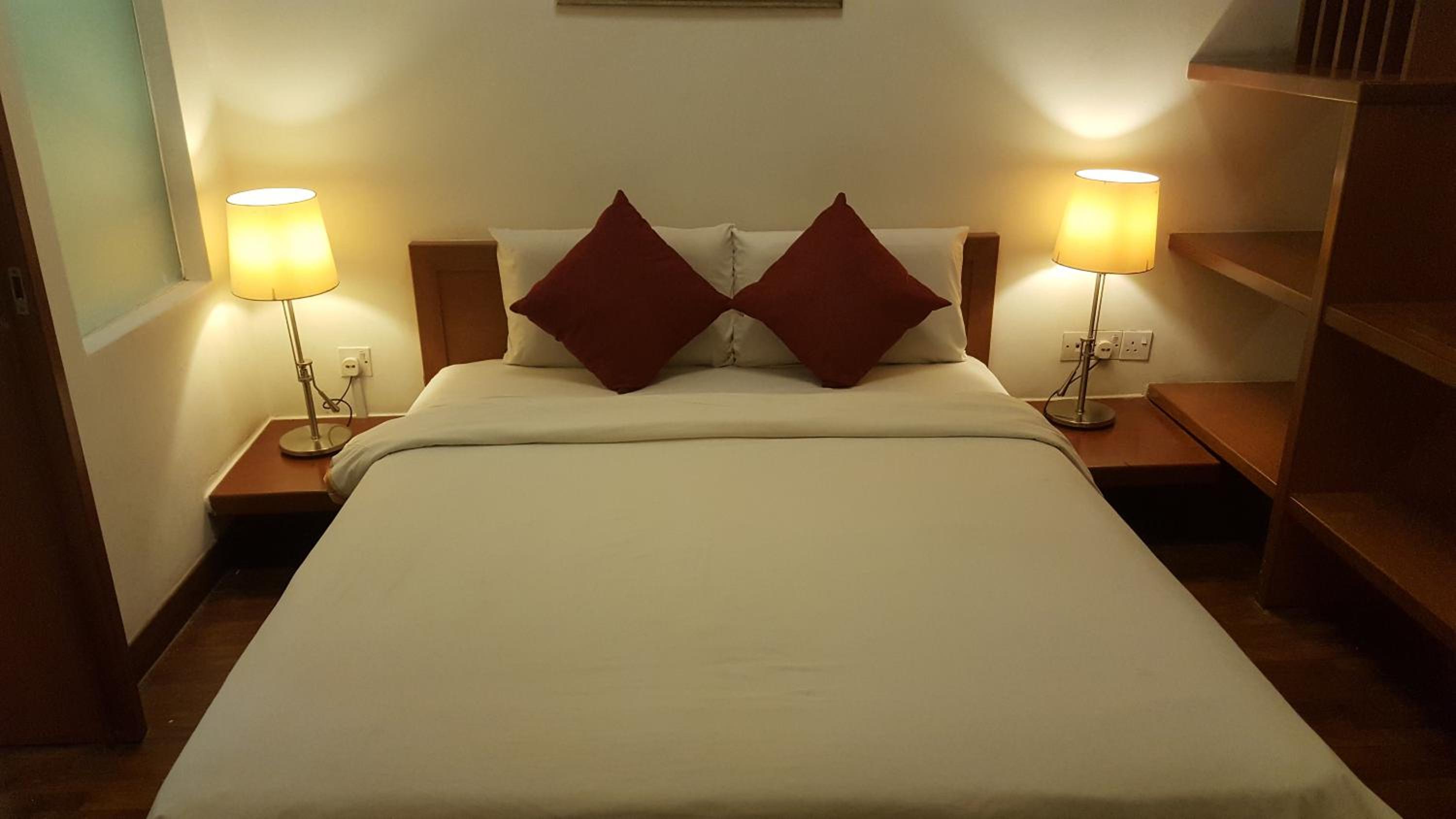 PENINSULA SEMANTAN SUITEs