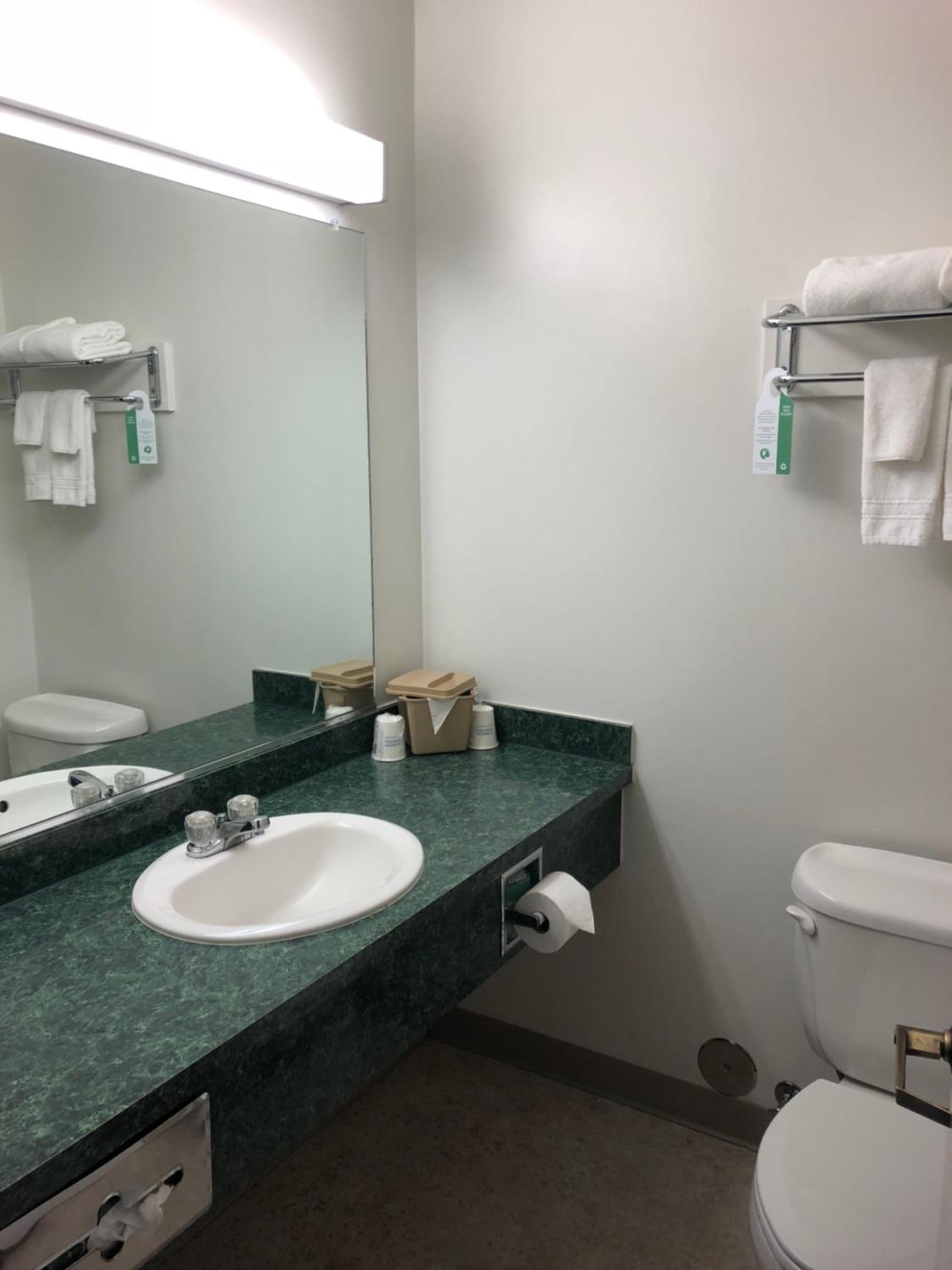 Super 8 by Wyndham Central Pt Medford - Property Image 4