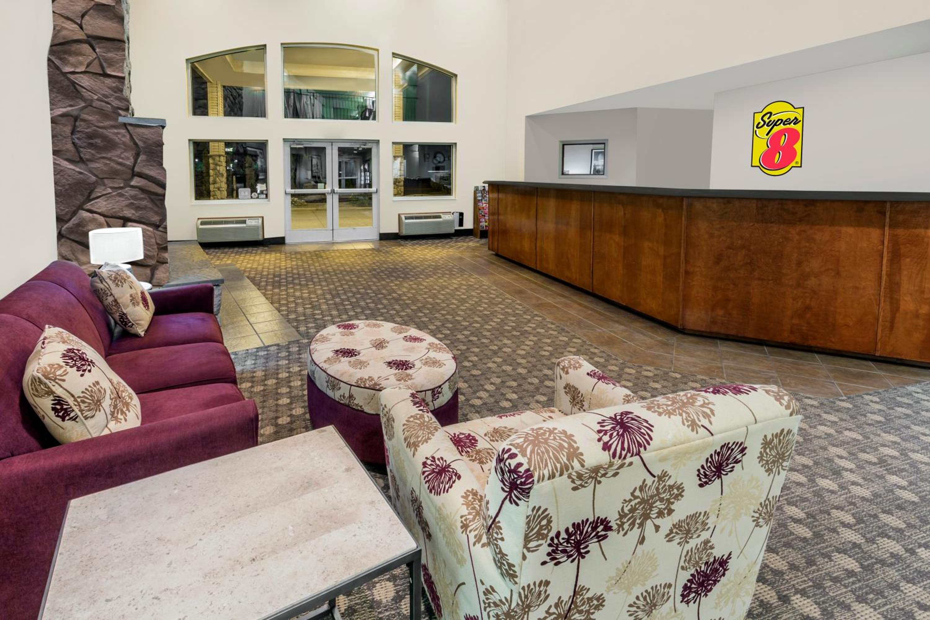 Super 8 by Wyndham Central Pt Medford - Property Image 12