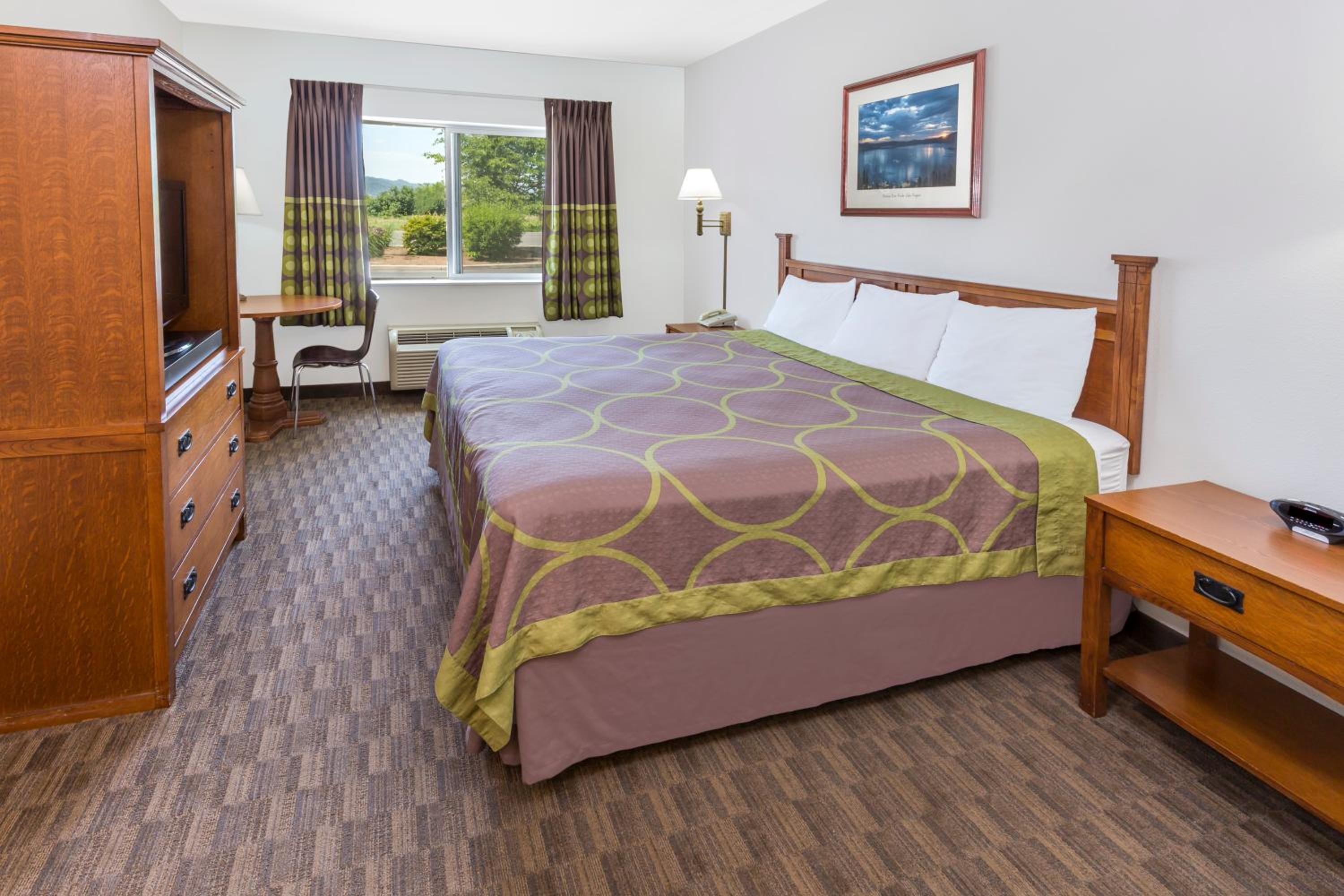 Super 8 by Wyndham Central Pt Medford - Property Image 6