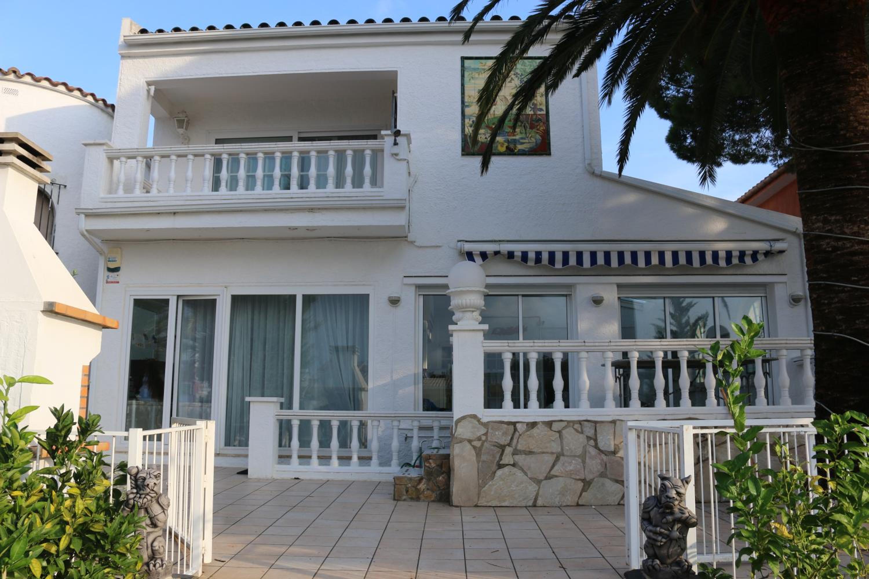 Villa Requesens on Canal