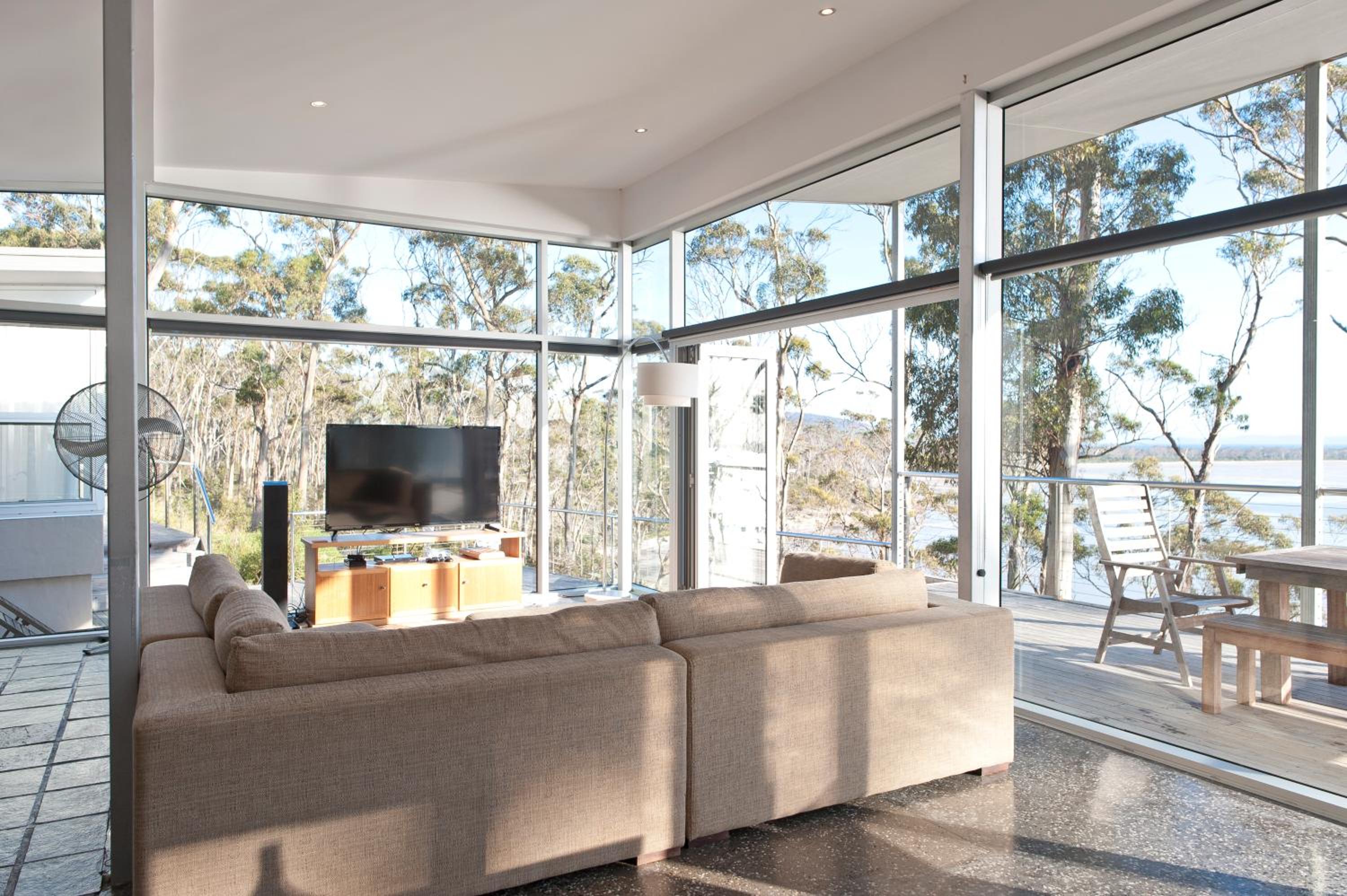 Baragoola Retreat - Luxury Waterfront Property