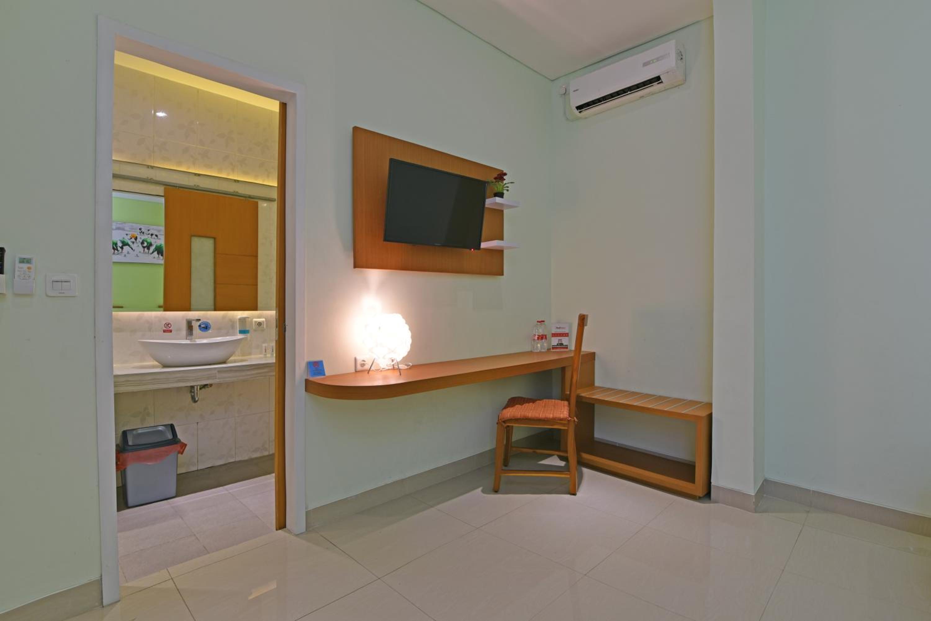 RedDoorz Plus @ Mahendradatta Denpasar