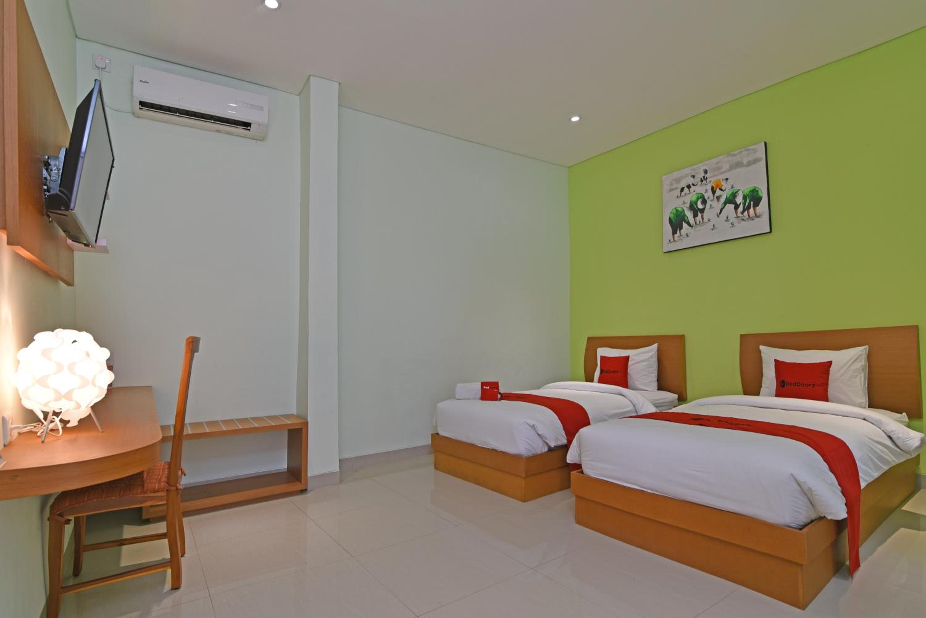 RedDoorz Plus @ Mahendradatta Denpasar