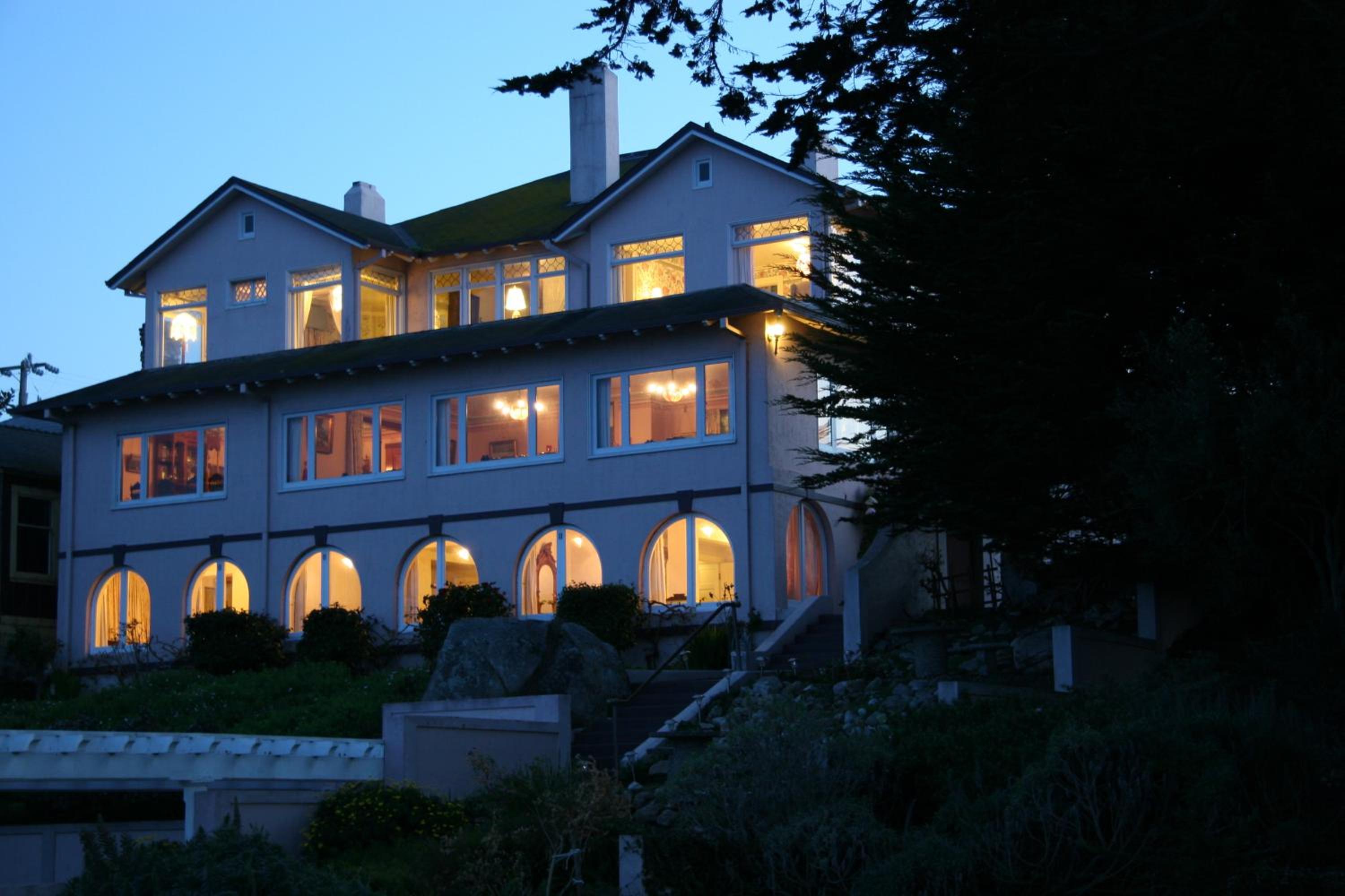 Hotel Martine Inn - Image 1