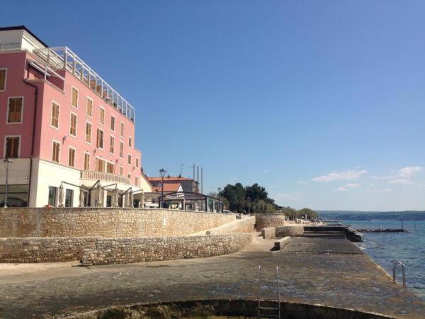 Hotel Rotonda Inn Novigrad - Image 1