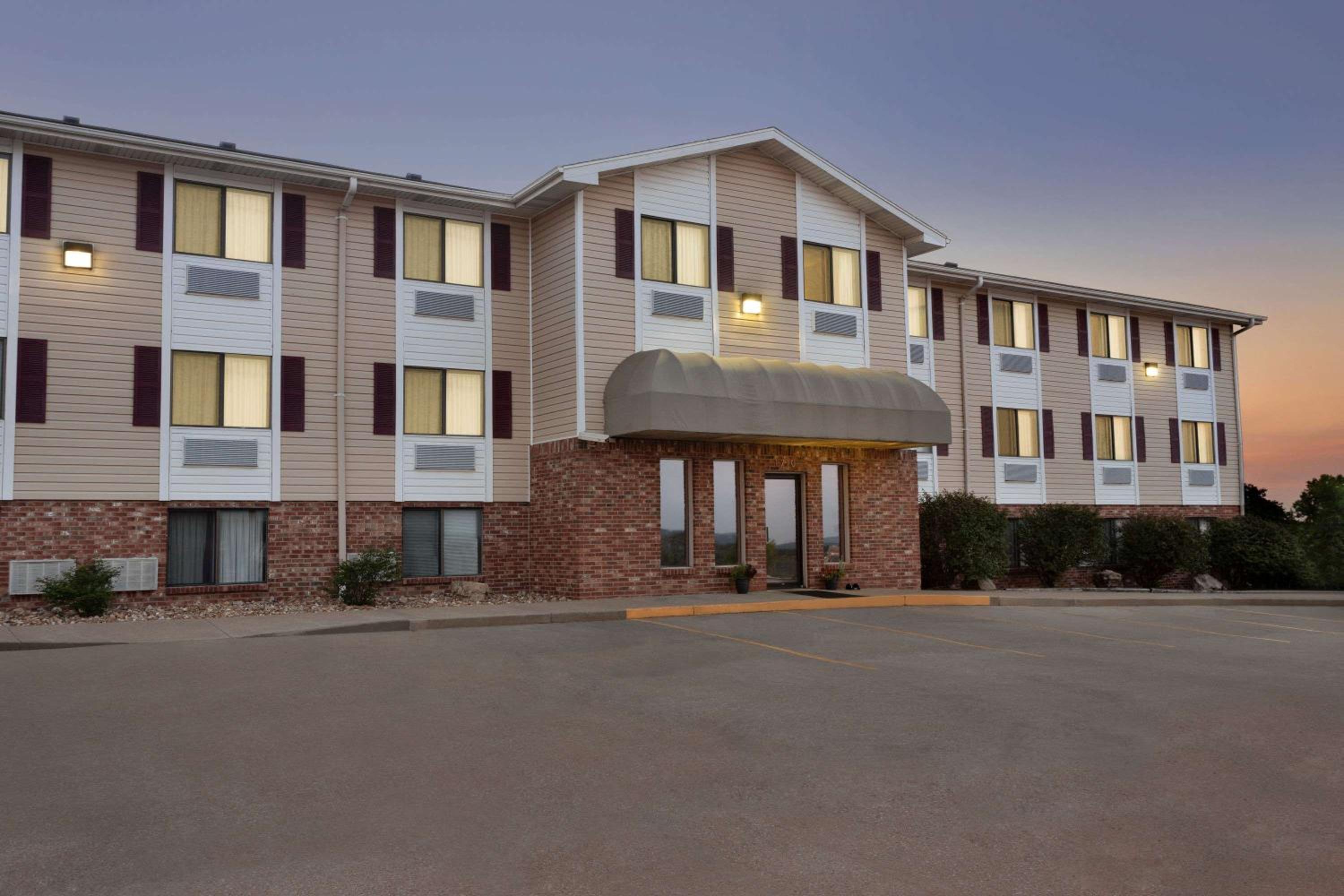 Jefferson City Vacations - Travelodge by Wyndham Jefferson City - Property Image 10
