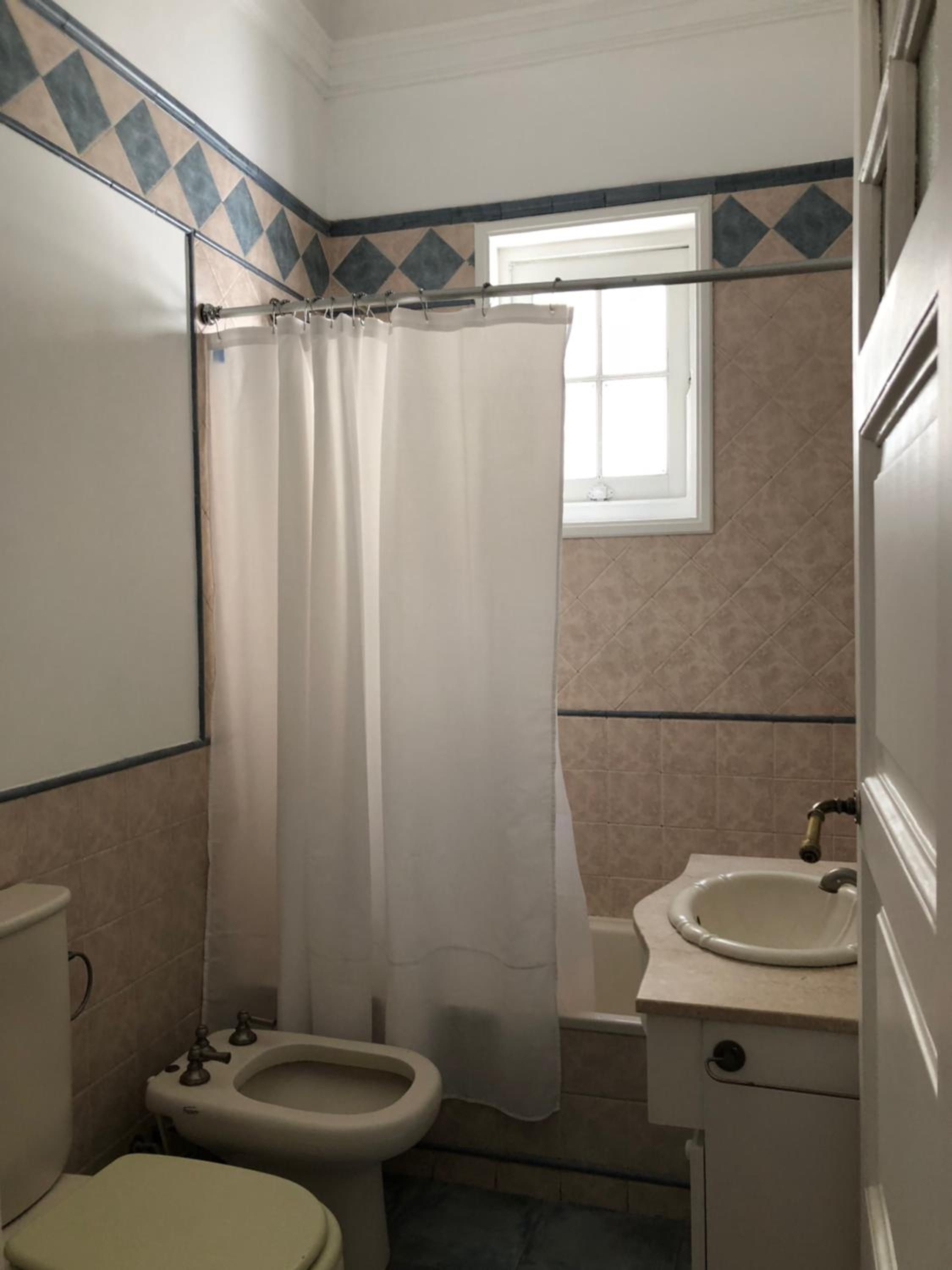 Antiguo departamento con excelente ubicación