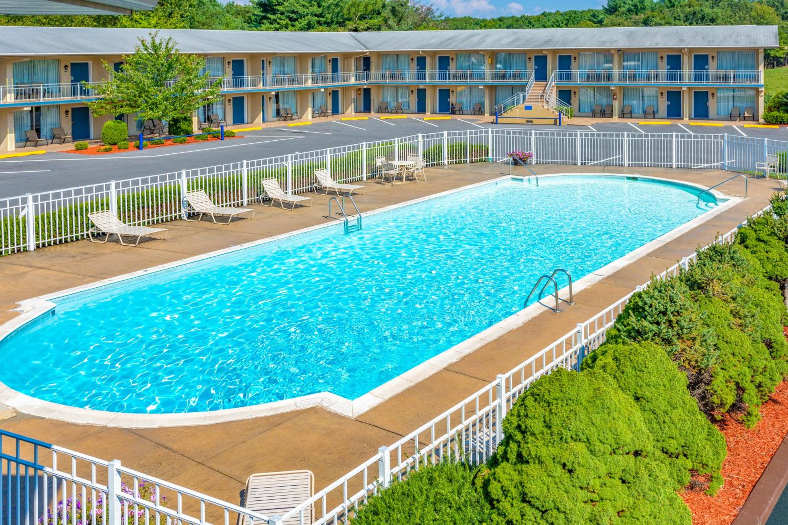 Days Inn by Wyndham Breezewood - Property Image 5