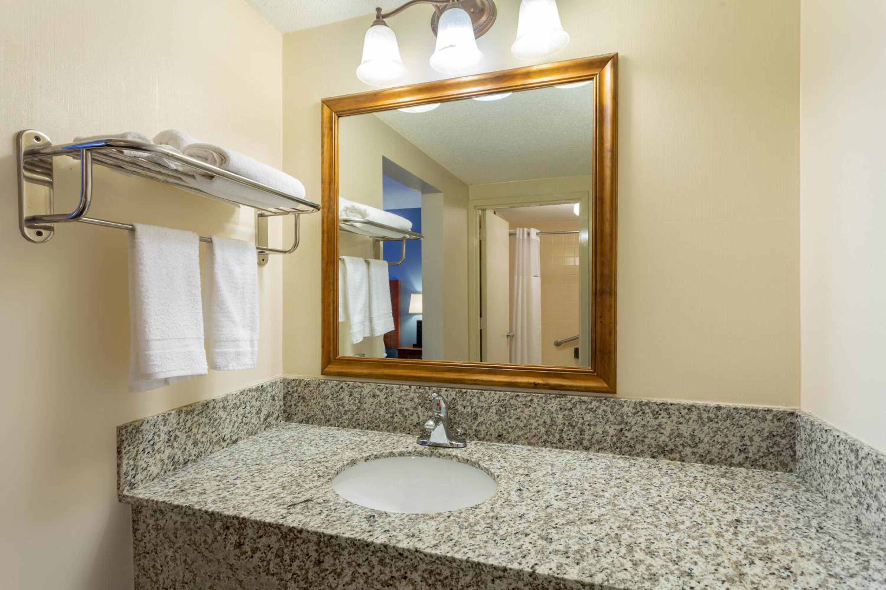 Days Inn by Wyndham Breezewood - Property Image 8