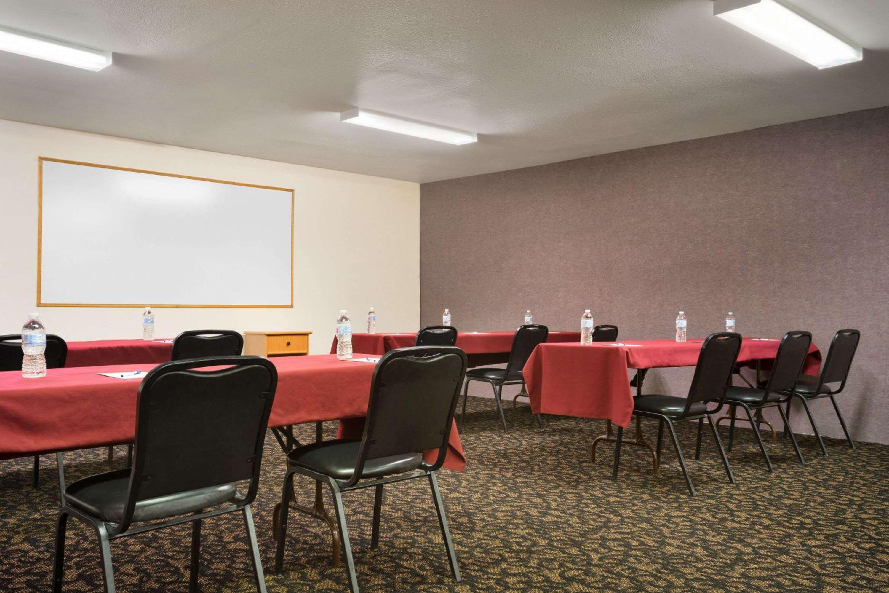 Cheyenne Vacations - Travelodge by Wyndham Cheyenne - Property Image 2