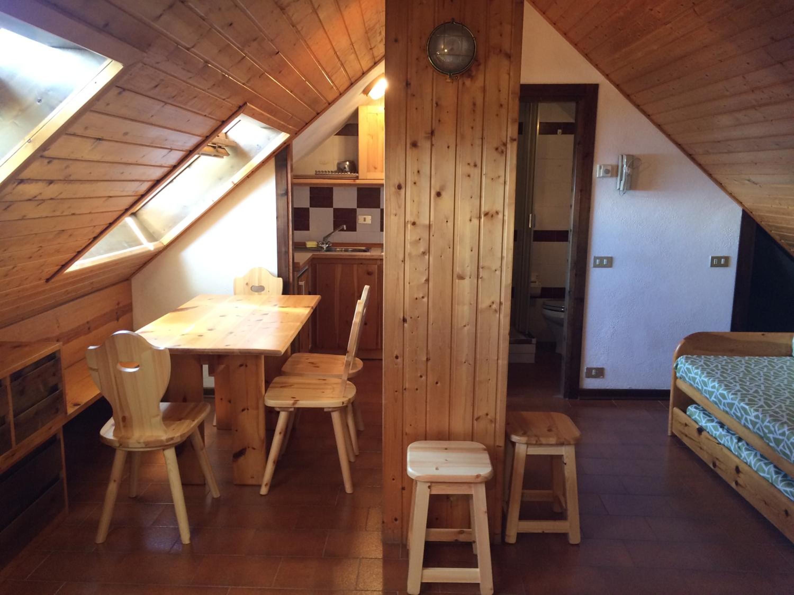 MONOLOCALE MANSARDA Prato Valentino photo 2