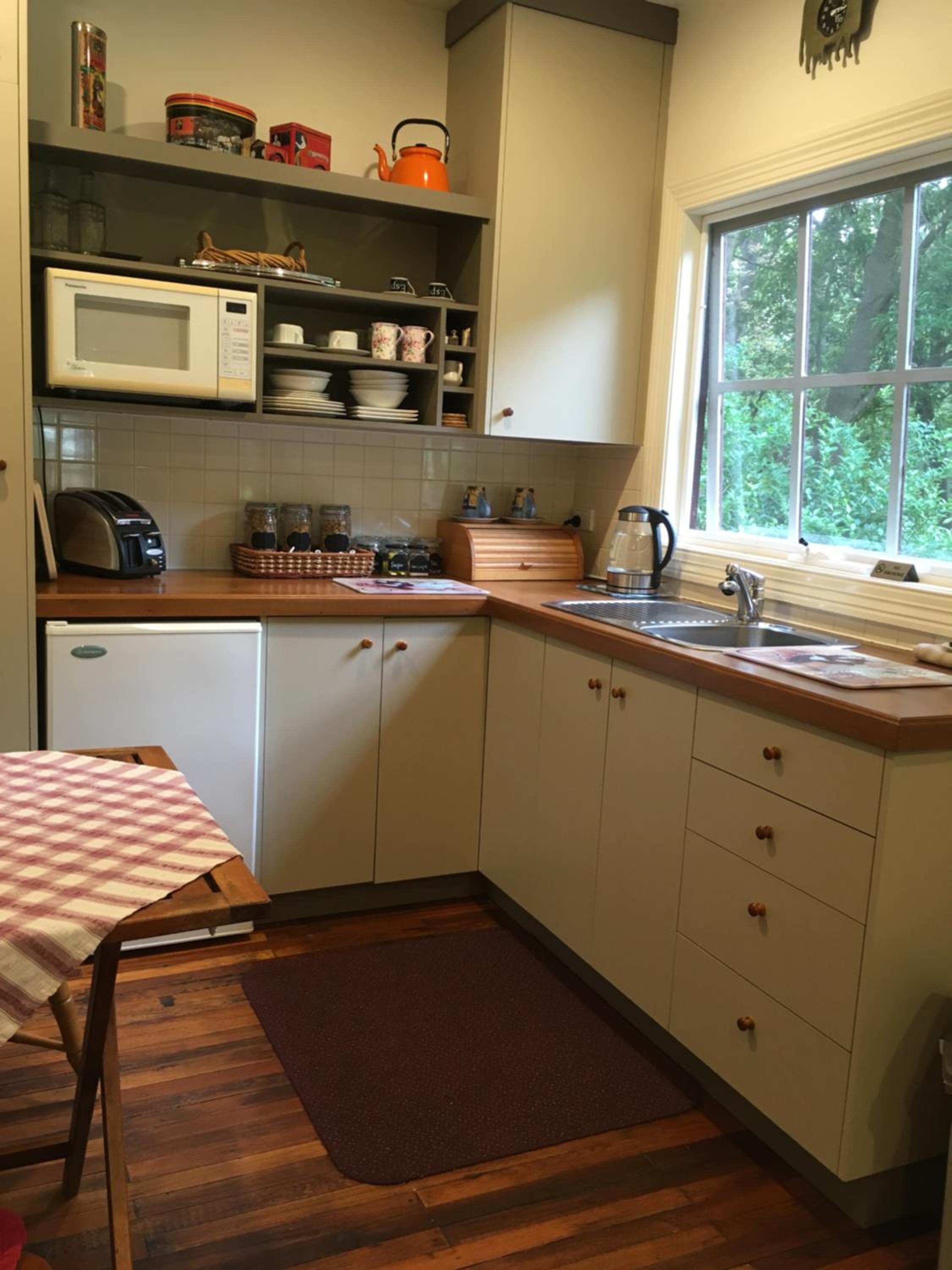 Stone's Throw Cottage Bed and Breakfast