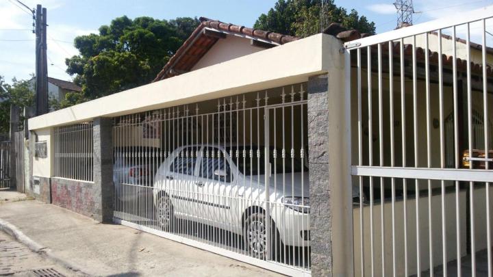 Casa Bonita Rio das Ostras, ar condicionado, wifi, churrasqueira e garagem