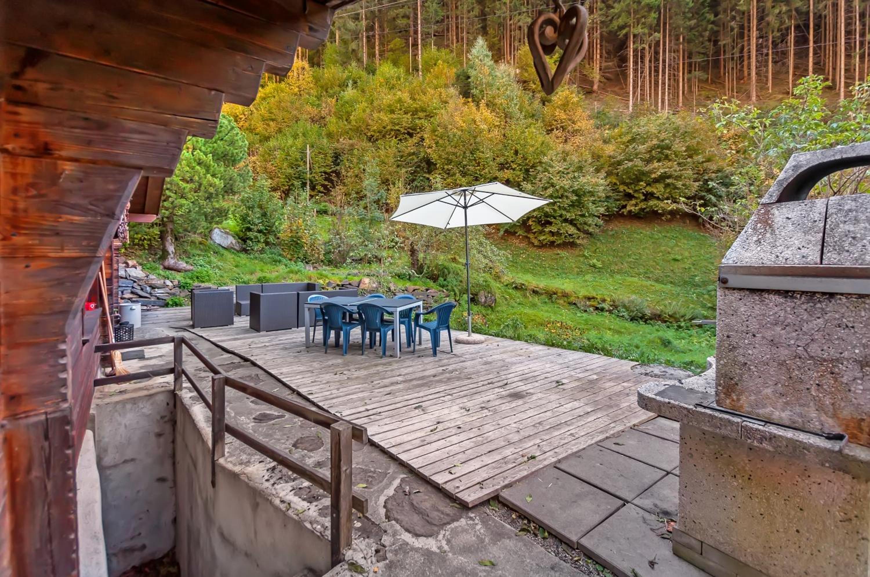 Charming Little Chalet for 6 People & Free Ski Lockers view 3
