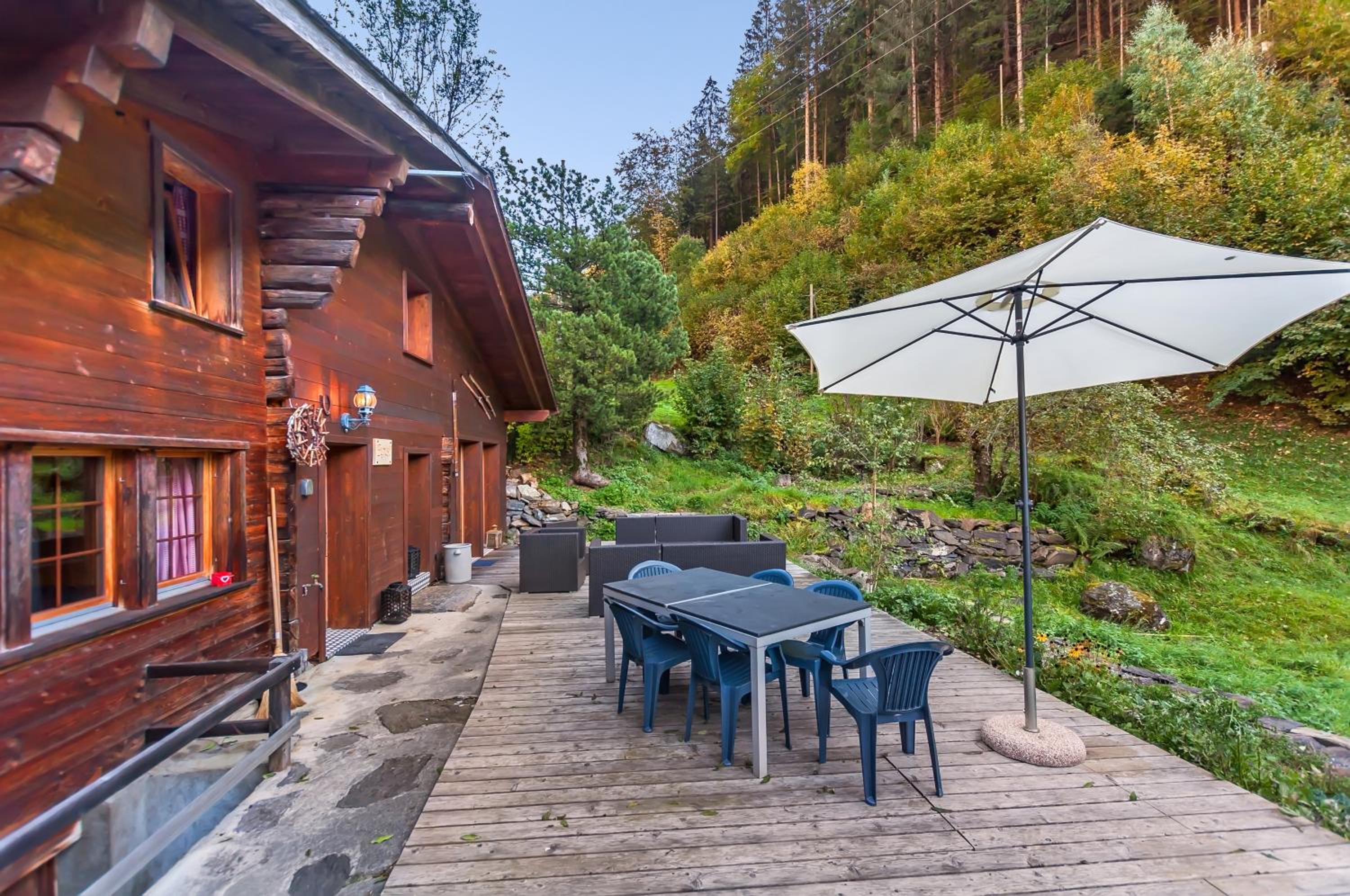 Charming Little Chalet for 6 People & Free Ski Lockers view 2