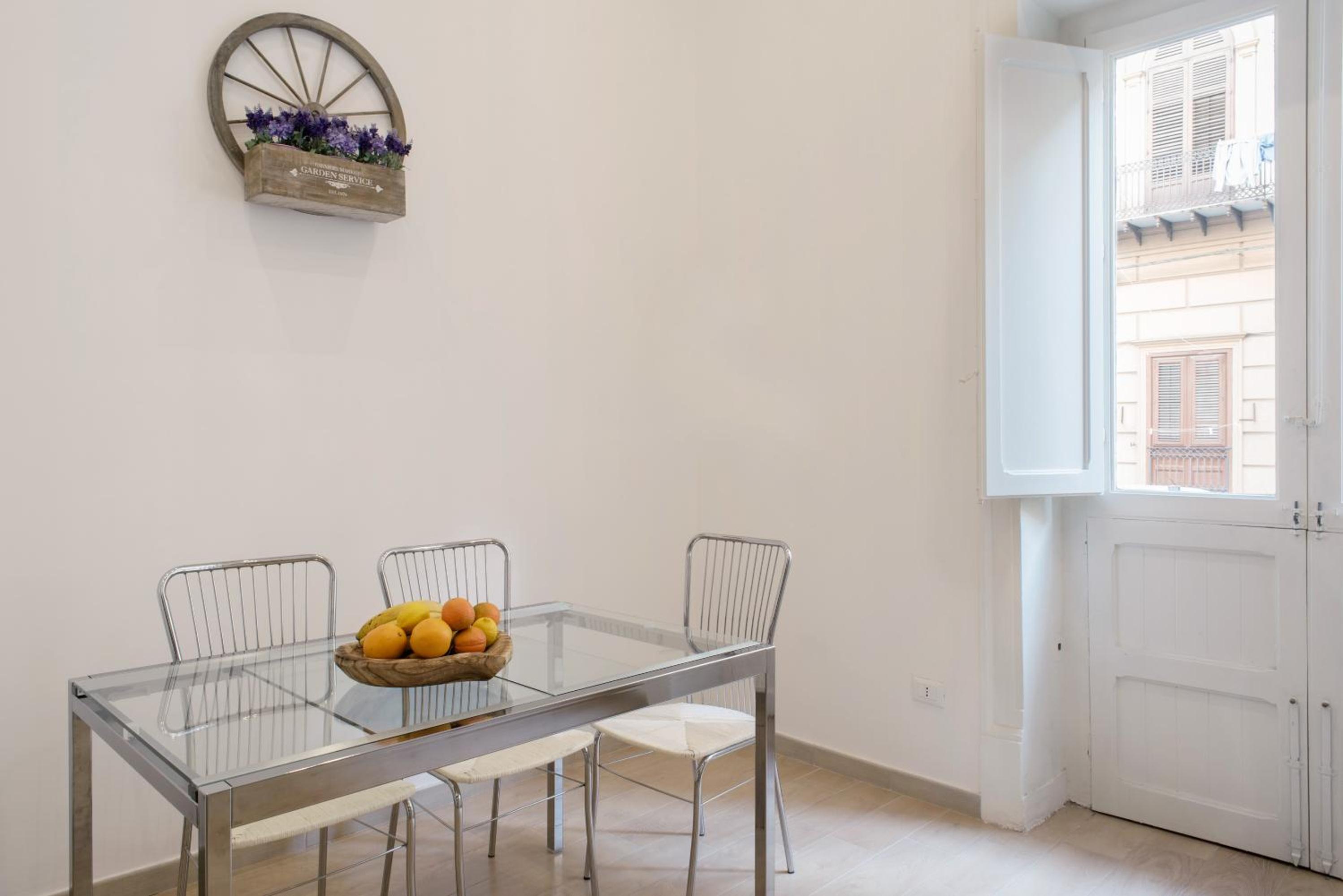 Casa Moneka en Palermo — dining