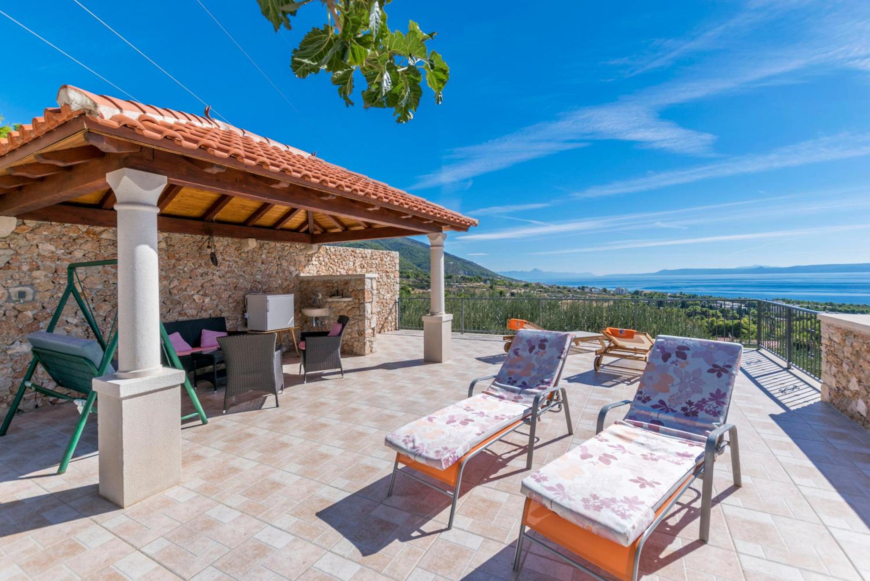 House Petric en Bol — balance & terrace