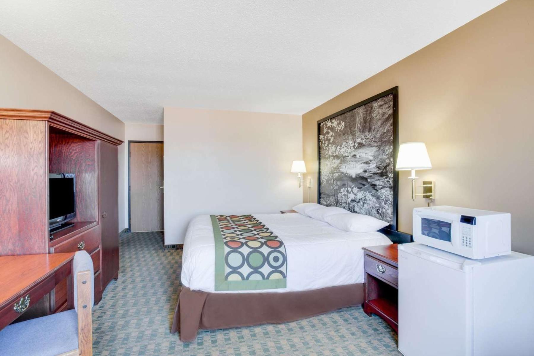 Mitchell Vacations - Super 8 by Wyndham Mitchell - Property Image 6