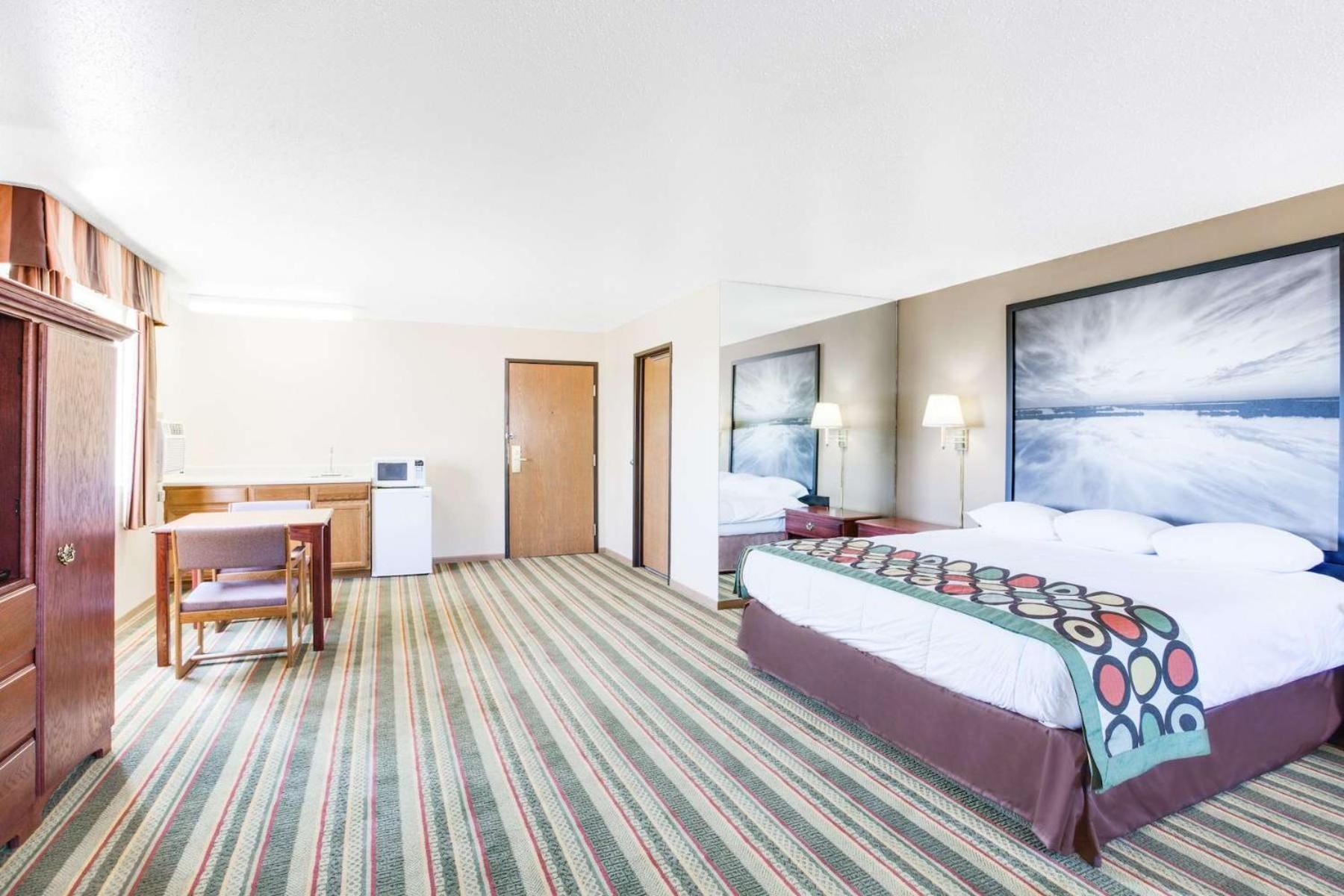 Mitchell Vacations - Super 8 by Wyndham Mitchell - Property Image 5