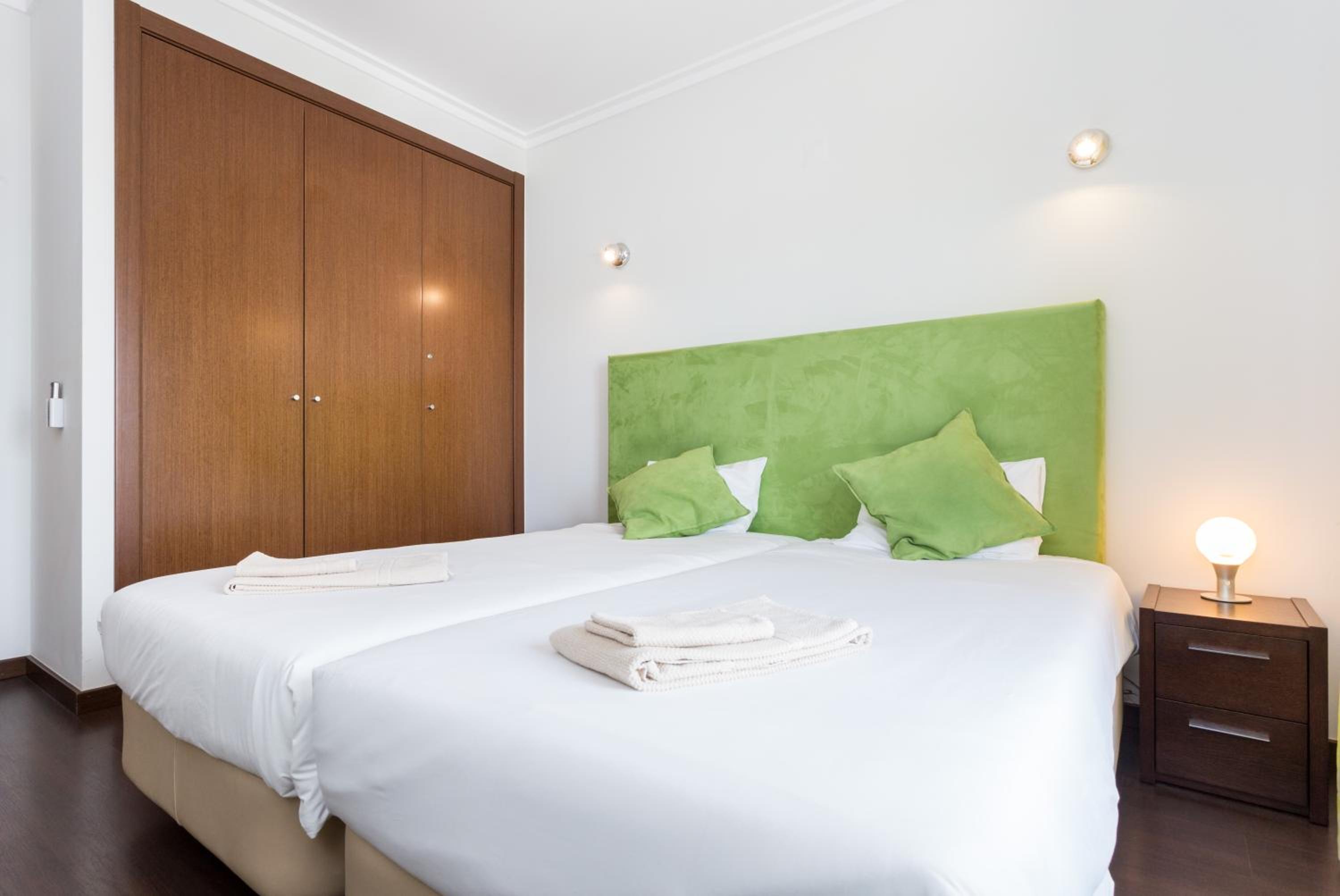Lagos Marina apartment with pool & gym view 2