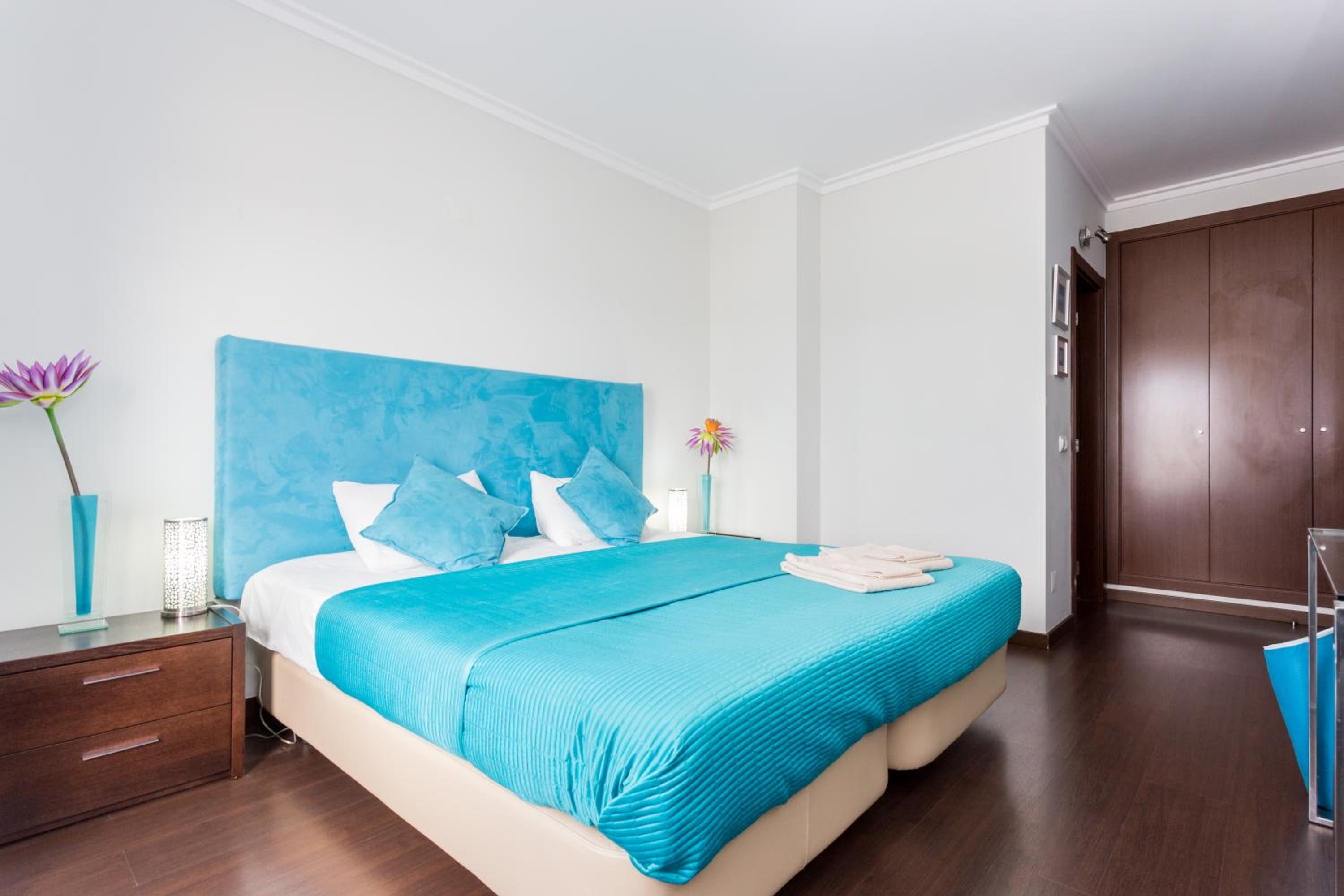 Lagos Marina apartment with pool & gym view 3