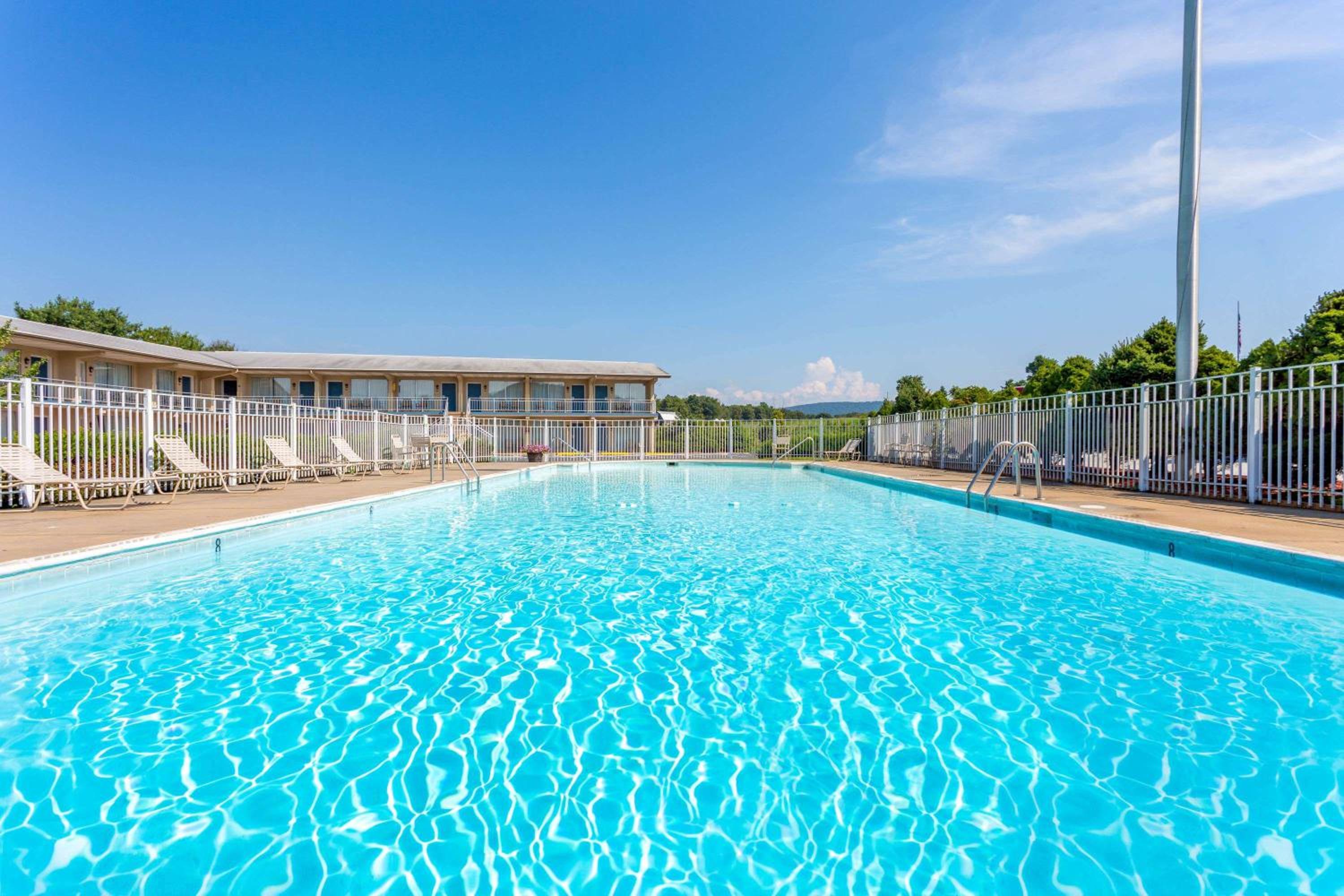 Bedford Vacations - Days Inn by Wyndham Breezewood - Property Image 2