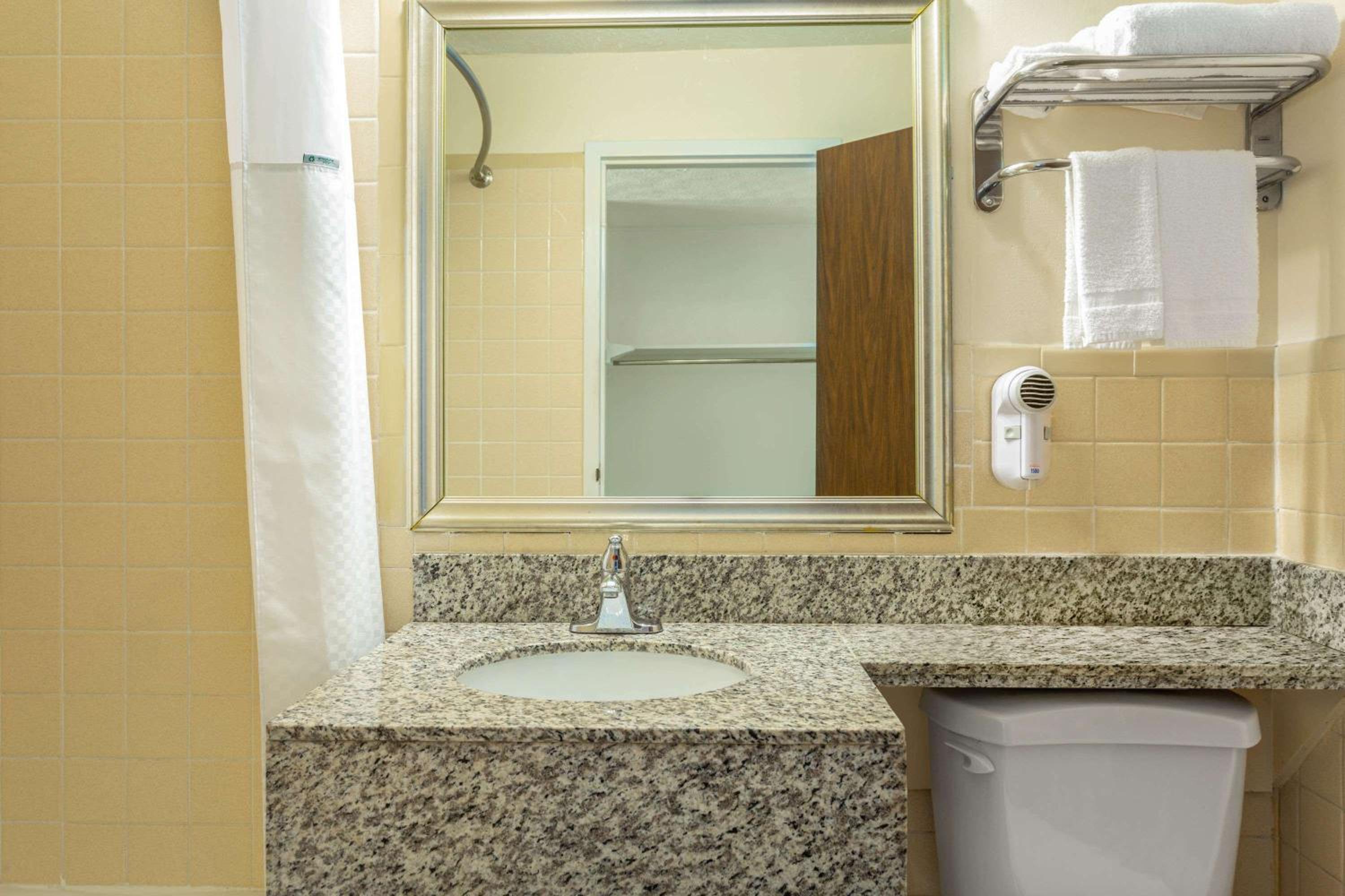 Days Inn by Wyndham Breezewood