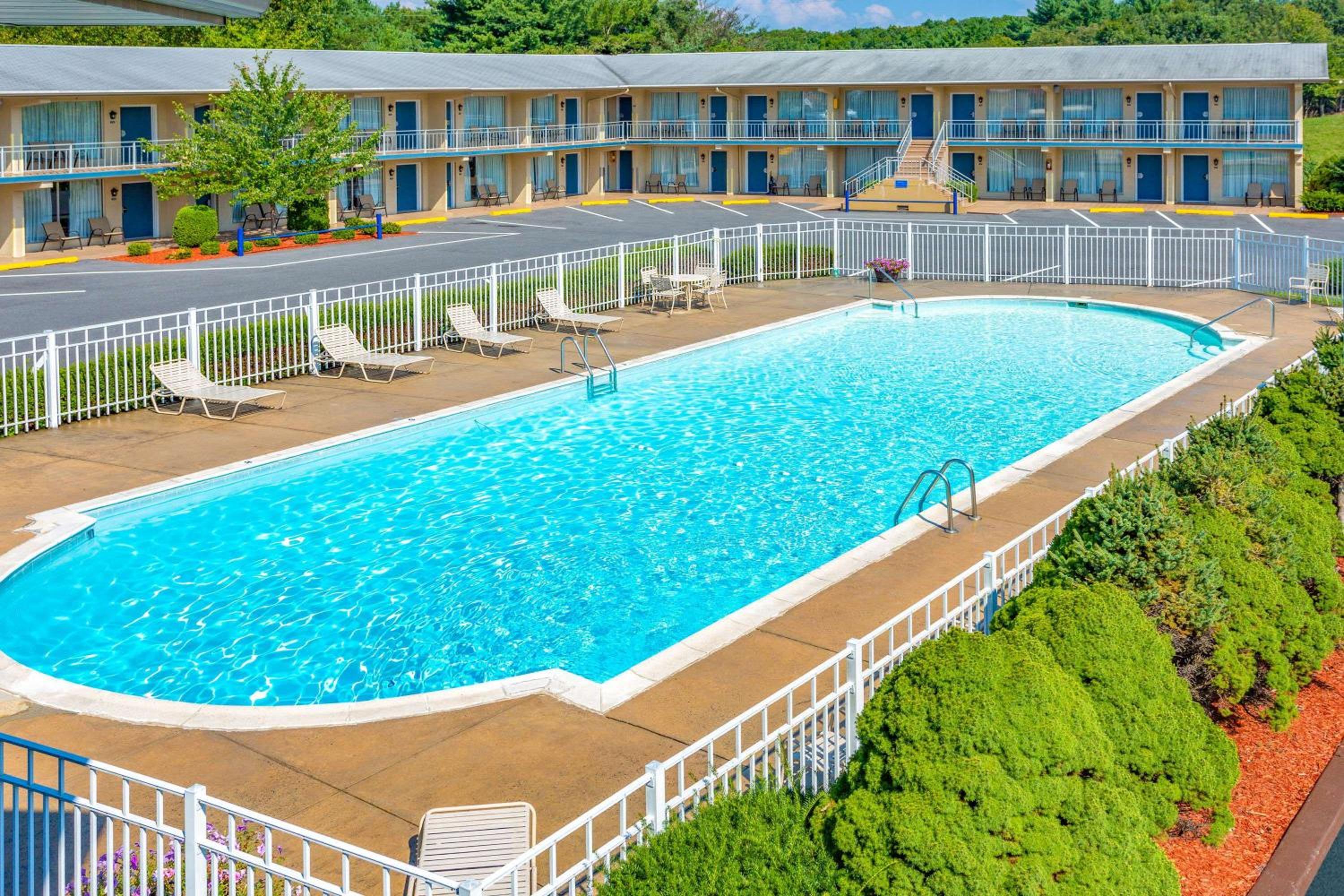 Bedford Vacations - Days Inn by Wyndham Breezewood - Property Image 3